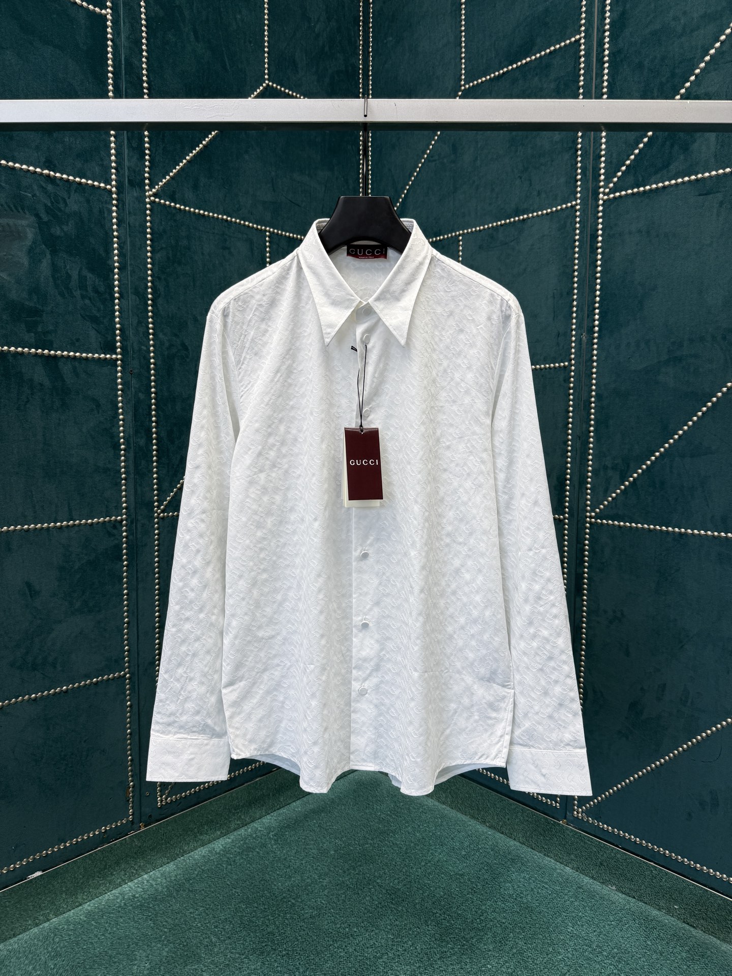 NO:568128,G's 25ss new solid color letter embossed pointed collar single-breasted long-sleeved shirt men's white size 38.39.40.41.42.,,gucci,shirts,alexander wang19860909G家25ss新款纯色字母压花尖领单排扣长袖衬衫 男款 白色 码数38.39.40.41.42.,,gucci,shirts,alexander wang,Men's clothing