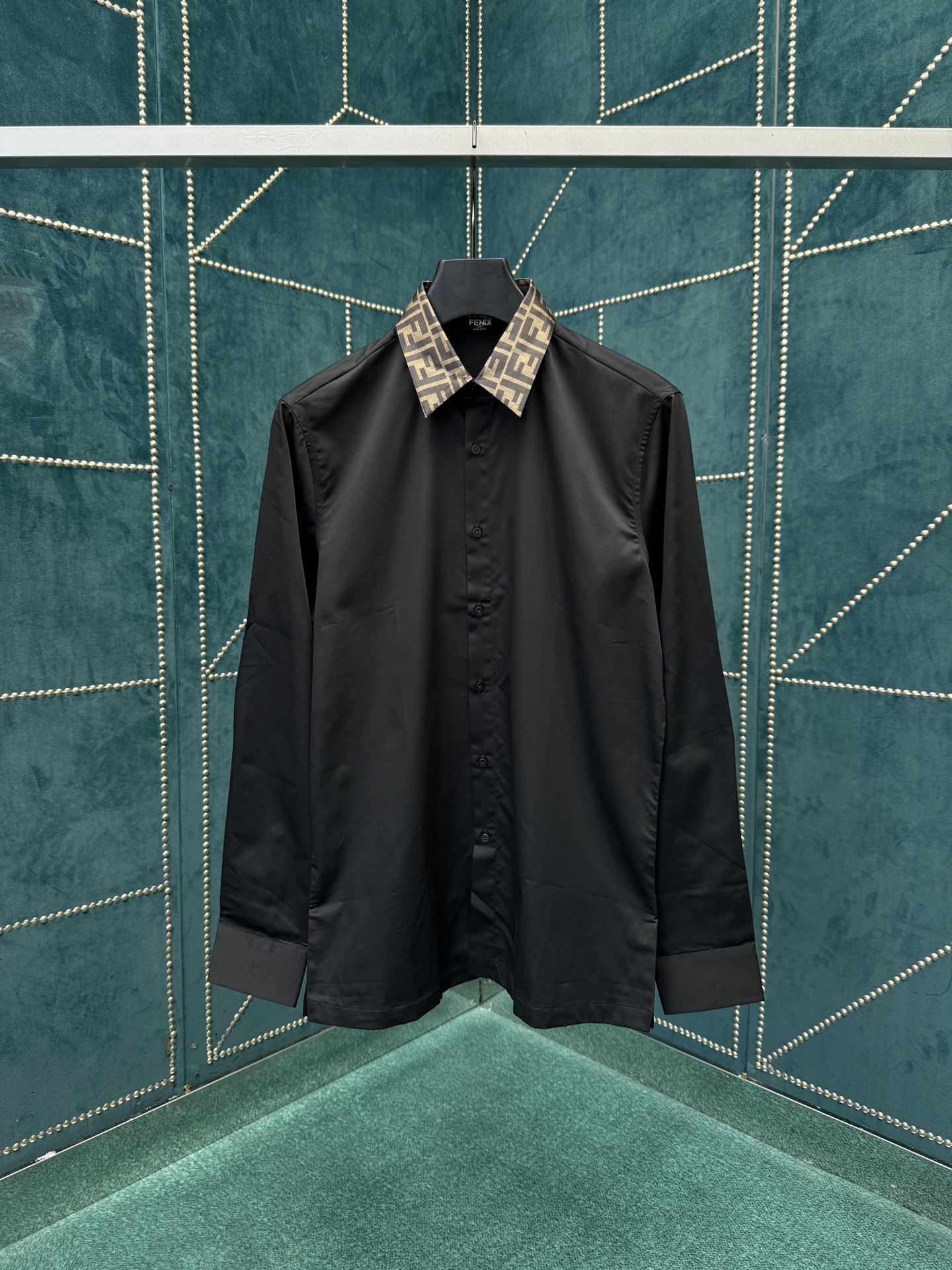 NO:568113,Fendi 25ss new black cotton shirt, slim fit Italian style collared shirt. Button closure. Black cotton poplin material. Jacquard FF pattern contrast collar. Size S.M.L.XL.XXL.,,fendi,shirts,alexander wang19860909芬迪 25ss新款黑色棉质衬衫修身版型意大利风格衣领衬衫.纽扣开合.黑色棉质府绸材质.提花FF图案撞色衣领. 码数S.M.L.XL.XXL.,,fendi,shirts,alexander wang,Men's clothing