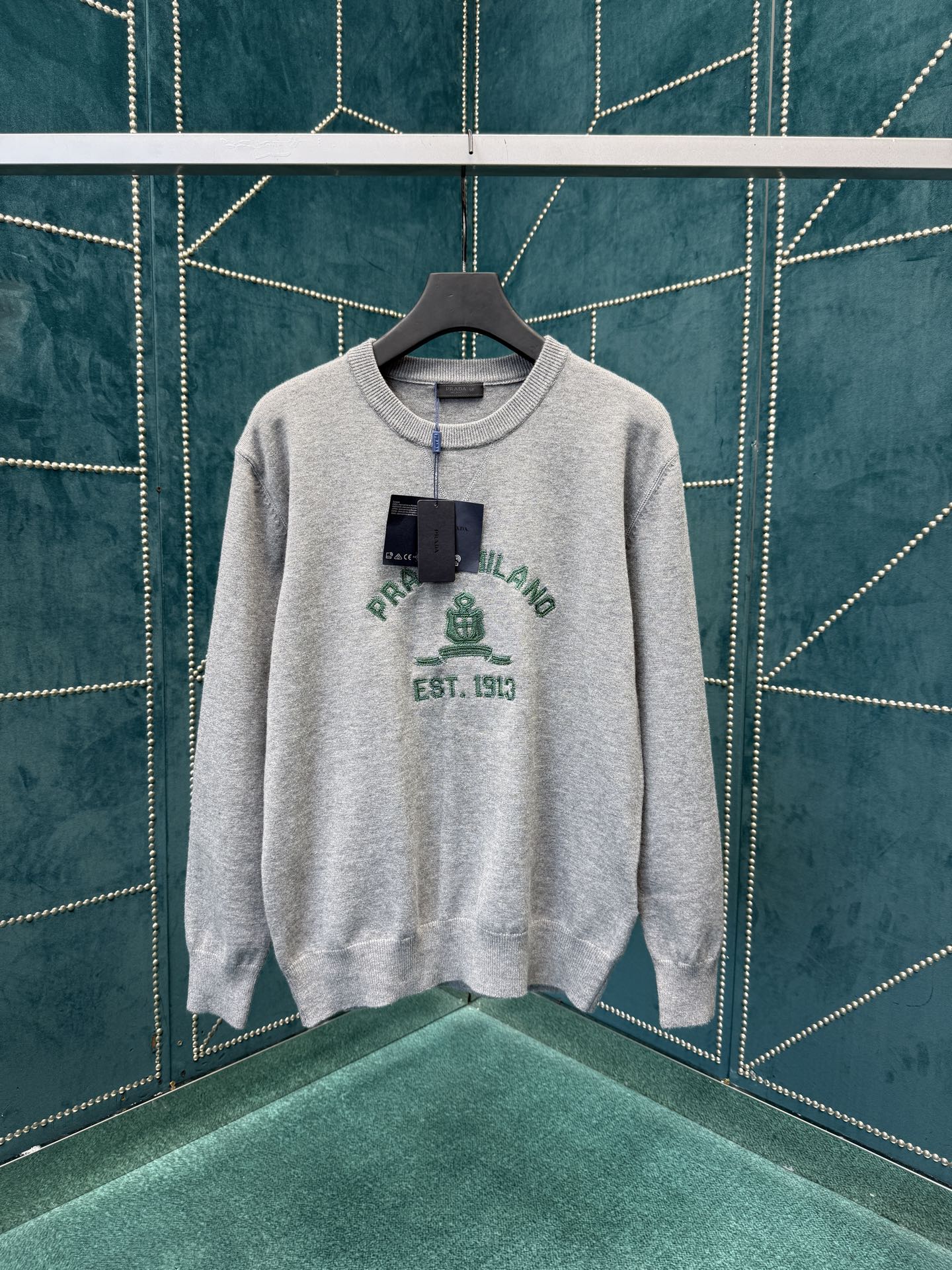 NO:568142,Prada 25ss new round neck gray sweatshirt. Decorated with green letter embroidery on the chest. Ribbed edges on the cuffs and hem. High version. Size: S.M.L.XL.XXL.,,prada,hoodie,sweatshirts,alexander wang19860909普拉达 25ss新款圆领灰色卫衣 胸口饰有绿色字母刺绣 袖口和下摆有罗纹边 高版本 码数S.M.L.XL.XXL.,,prada,hoodie,sweatshirts,alexander wang,Men's clothing