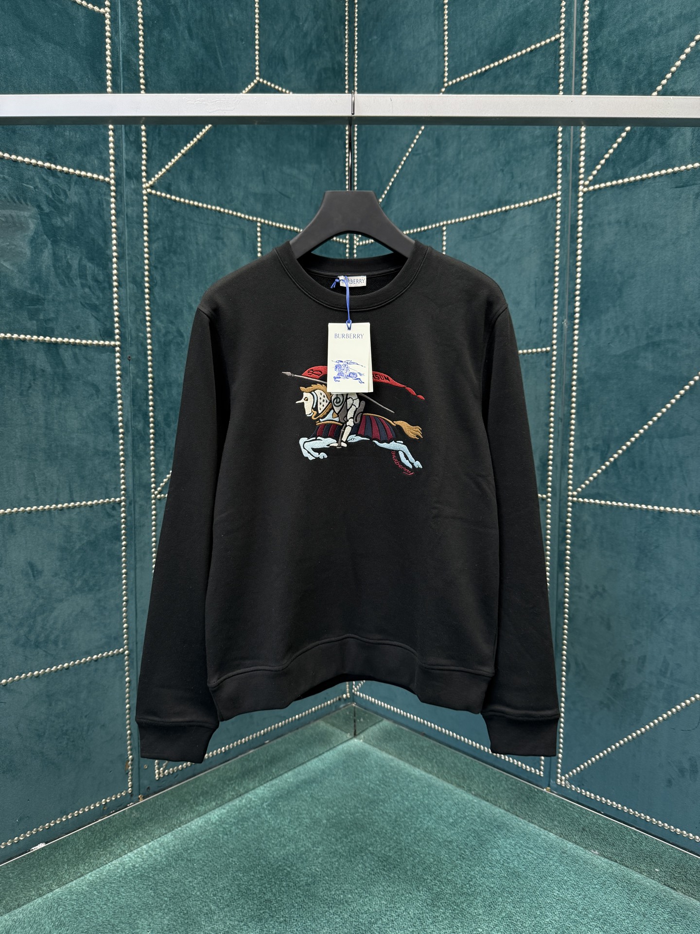 NO:568147,Burberry 25ss new equestrian knight logo cotton sweatshirt round neck sweatshirt, made of lightweight turned velvet cotton fabric. It presents a casual fit, integrated with Burberry equestrian knight logo (EKD) embroidery, and interpreted in colorful colors. Size S.M.L.XL.,,burberry,burberry,alexander wang19860909巴宝莉25ss新款马术骑士徽标棉质运动衫圆领运动衫,选用轻盈翻面绒棉质面料打造.呈现休闲版型,融入 Burberry 马术骑士徽标（EKD）刺绣,以缤纷色彩演绎. 码数S.M.L.XL.,,burberry,burberry,alexander wang,Men's clothing