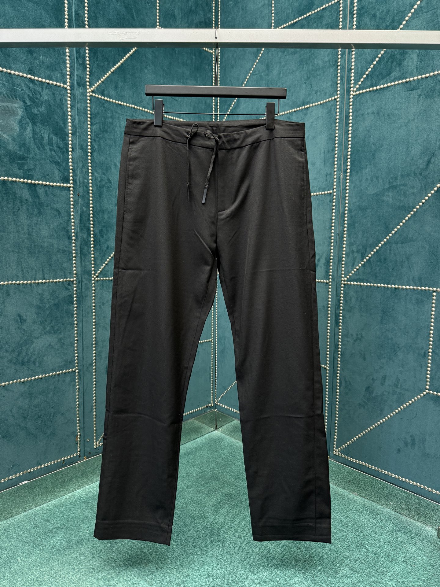 NO:568133,Maison Margiela 25ss new black casual trousers. These high-waisted, wide-fit skater-style straight jeans with pleats are special in the Margiela hook buckle. The back is designed with an elastic band, and there are pockets on both sides and back. Maison Margiela's signature element 'four-needle stitch' appears on the back, opposite to the position of the label. Size S.M.L.XL.,,masion margiela,jeans,alexander wang19860909马吉拉25ss新款黑色休闲长裤 这款高腰、带有褶皱的宽版溜冰风格直筒牛仔裤,特别之处在于其上的Margiela钩扣.背面采用松紧带设计,两侧及背后均设有口袋.Maison Margiela的标志性元素“四针线迹”出现在背面,与标签的位置相反. 码数S.M.L.XL.,,masion margiela,jeans,alexander wang,Men's clothing