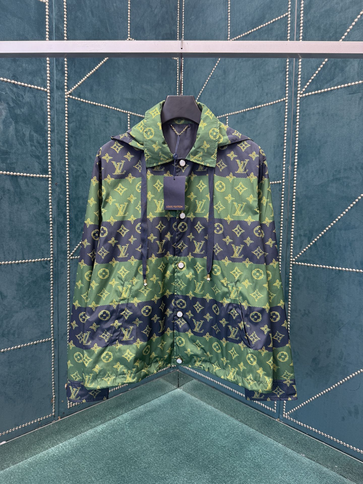 NO:568111,Lujia 25ss new LV embossed long-sleeved T-shirt. This cotton long-sleeved T-shirt conveys elegant charm with seasonal tones, making it a good choice for daily matching. The LV embroidery embossing on the chest implicitly marks the brand identity, and the overall structure and the flip effect of the label on the back show creativity and ingenuity. Size S.M.L.XL.,,louis vuitton,louis vuitton,louis vuitton,alexander wang19860909驴家25ss新款LV 压纹长袖 T 恤本款棉质长袖 T 恤以当季色调传递典雅韵味,成就日常搭配佳选.胸前 LV 刺绣压纹含蓄标注品牌身份,整体结构和背部标签的翻转效果尽显创意巧思. 码数S.M.L.XL.,,louis vuitton,louis vuitton,louis vuitton,alexander wang,Men's clothing