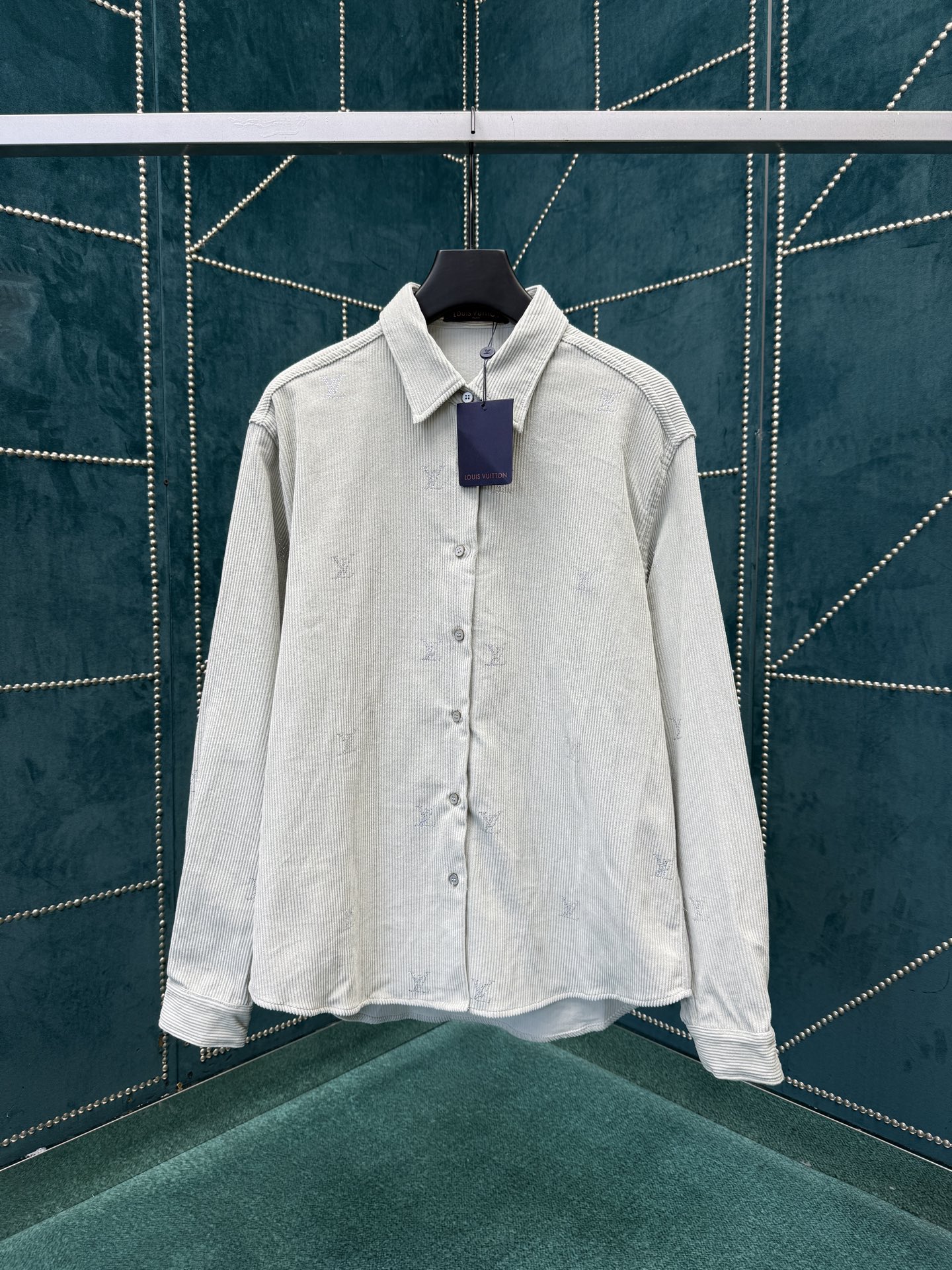 NO:568116,Lujia 25ss new LV BLASON decorative corduroy long-sleeved shirt. This shirt is cut from smooth corduroy to create a classic silhouette, and uses elegant colors to depict the elegant autumn style. The full-frame LV Blason logo flows and shines, and the pearlescent buttons add a dandy atmosphere, which can be easily used in day and night occasions. Size S.M.L.XL.,, louis vuitton, louis vuitton, louis  vuitton,shirts,alexander wang19860909驴家25ss新款LV BLASON 装饰灯芯绒长袖衬衫本款衬衫选用柔滑灯芯绒裁出经典廓形,以淡雅色彩描摹秋日优雅格调.全幅 LV Blason 标识流转熠熠莹泽,珠光纽扣再添丹迪气息,可轻松游刃昼夜场合. 码数S.M.L.XL.,,louis vuitton,louis vuitton,louis vuitton,shirts,alexander wang,Men's clothing