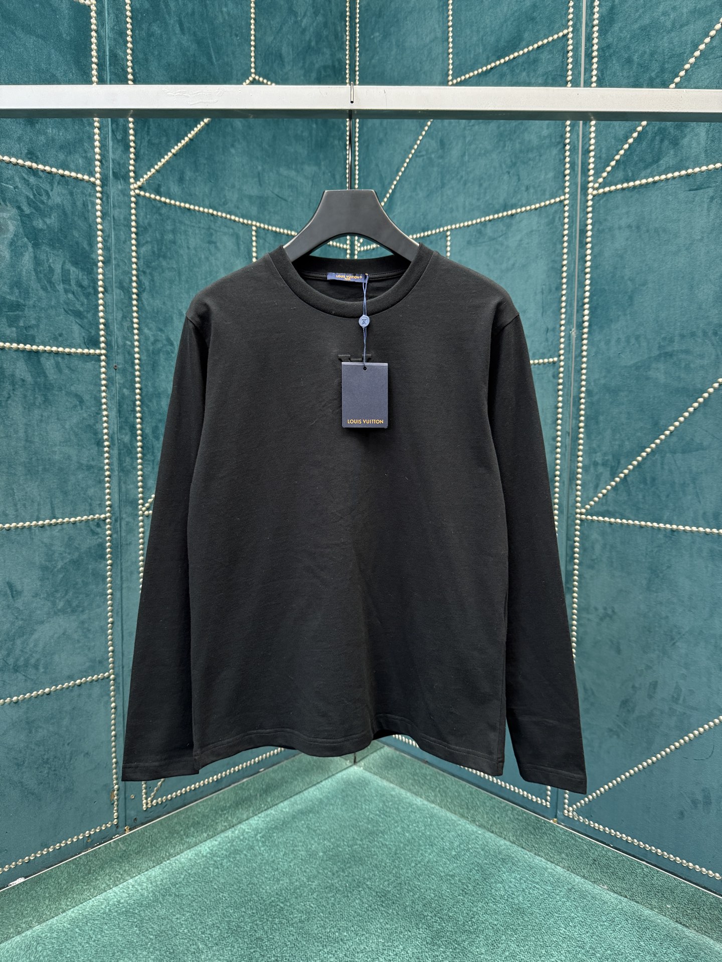 NO:568137,Lujia 25ss new LV embossed long-sleeved T-shirt. This cotton long-sleeved T-shirt conveys elegant charm with seasonal tones, making it a good choice for daily matching. The LV embroidery embossing on the chest implicitly marks the brand identity, and the overall structure and the flip effect of the label on the back show creativity and ingenuity. Size S.M.L.XL.,,louis vuitton,louis vuitton,louis vuitton,alexander wang19860909驴家25ss新款LV 压纹长袖 T 恤本款棉质长袖 T 恤以当季色调传递典雅韵味,成就日常搭配佳选.胸前 LV 刺绣压纹含蓄标注品牌身份,整体结构和背部标签的翻转效果尽显创意巧思. 码数S.M.L.XL.,,louis vuitton,louis vuitton,louis vuitton,alexander wang,Men's clothing