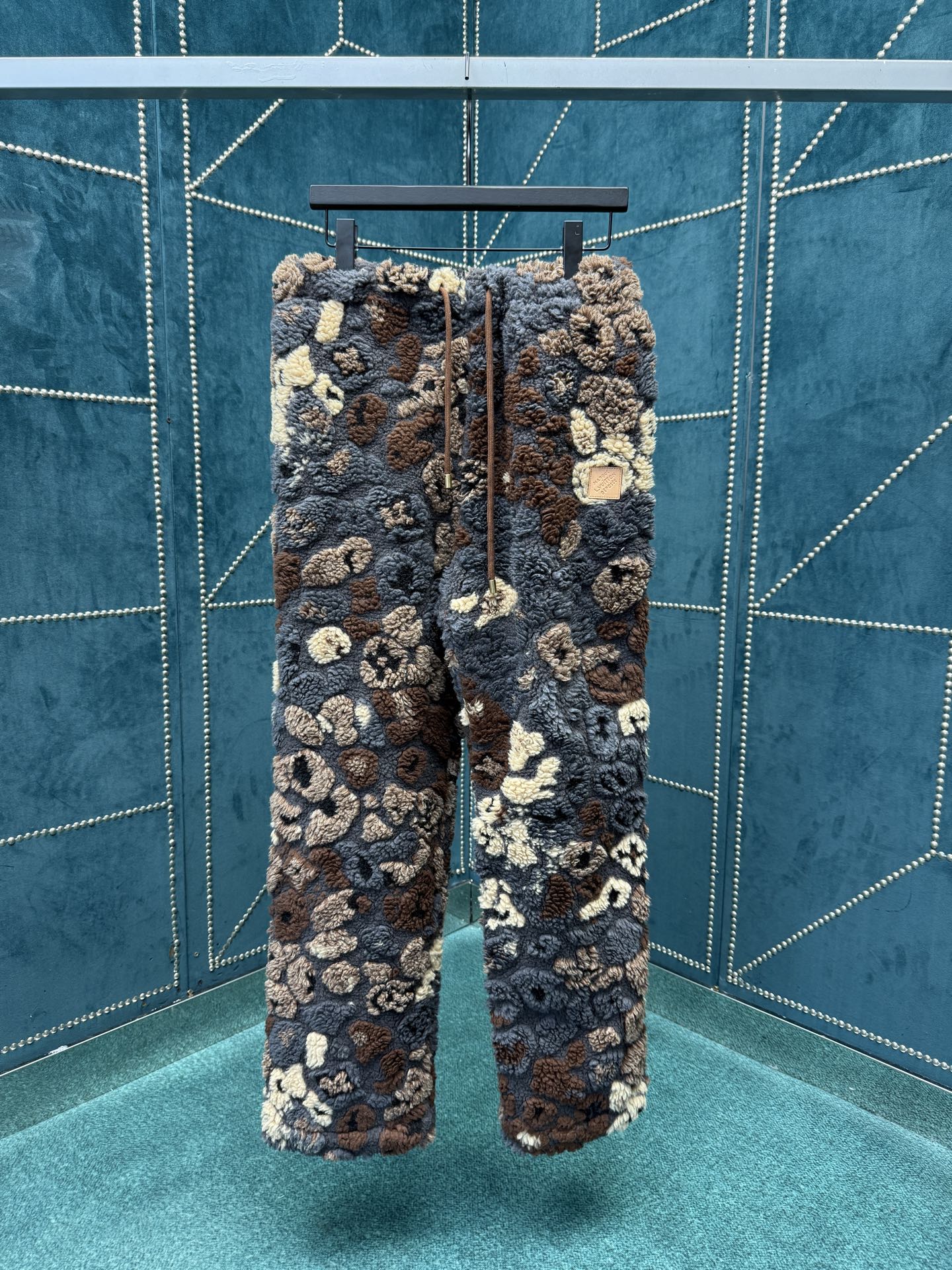 NO:568146,One side of Lujia 25ss new pants uses 3D suede to present the LV Leo pattern, with Monogram elements incorporated into it. PN patch commemorates the creative collaboration between Pharrell Williams and Nigo. Size S.M.L.XL.,,louis vuitton,louis vuitton,louis vuitton,alexander wang19860909驴家25ss新款裤子一面采用 3D 绒面呈现 LV Leo 图案,其间融入 Monogram 元素 PN 贴饰纪念 Pharrell Williams 与 Nigo 的创意合作 码数S.M.L.XL.,,louis vuitton,louis vuitton,louis vuitton,alexander wang,Men's clothing