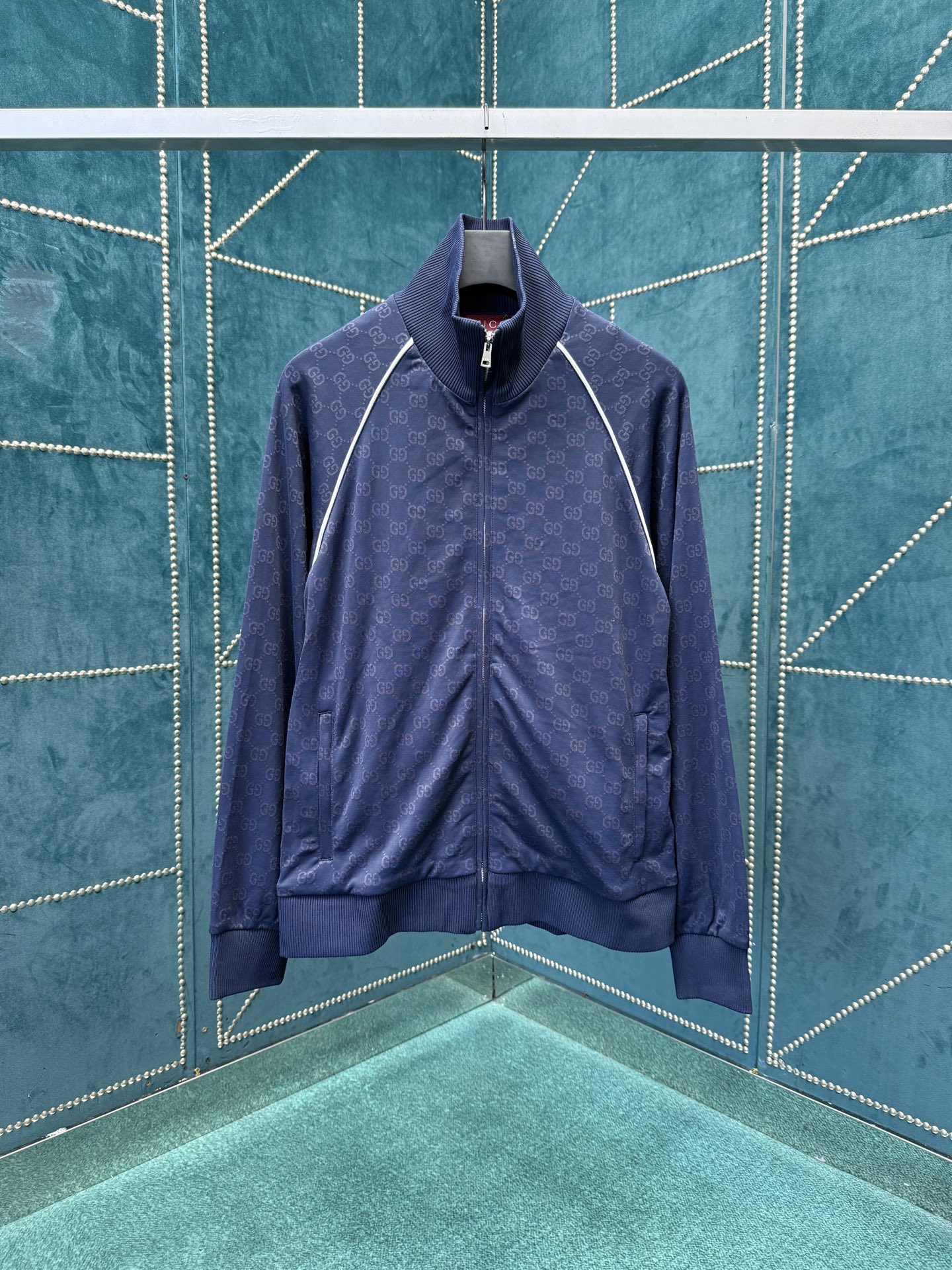 NO:568117,G's 25ss new GG nylon knitted zipper jacket. Many new season knitted items have been upgraded to interpret Gucci brand elements. This zippered jacket is crafted from GG nylon cotton jersey jacquard fabric and wonderfully interprets the brand's iconic monogram pattern. Size S.M.L.XL.,,gucci,gucci,jackets & coats,alexander wang19860909G家25ss新款GG尼龙针织拉链夹克多款新季针织单品升级演绎Gucci品牌元素.这款拉链夹克采用GG尼龙棉质平纹针织提花面料匠心打造,精彩演绎品牌标志性字母交织图案. 码数S.M.L.XL.,,gucci,gucci,jackets & coats,alexander wang,Men's clothing