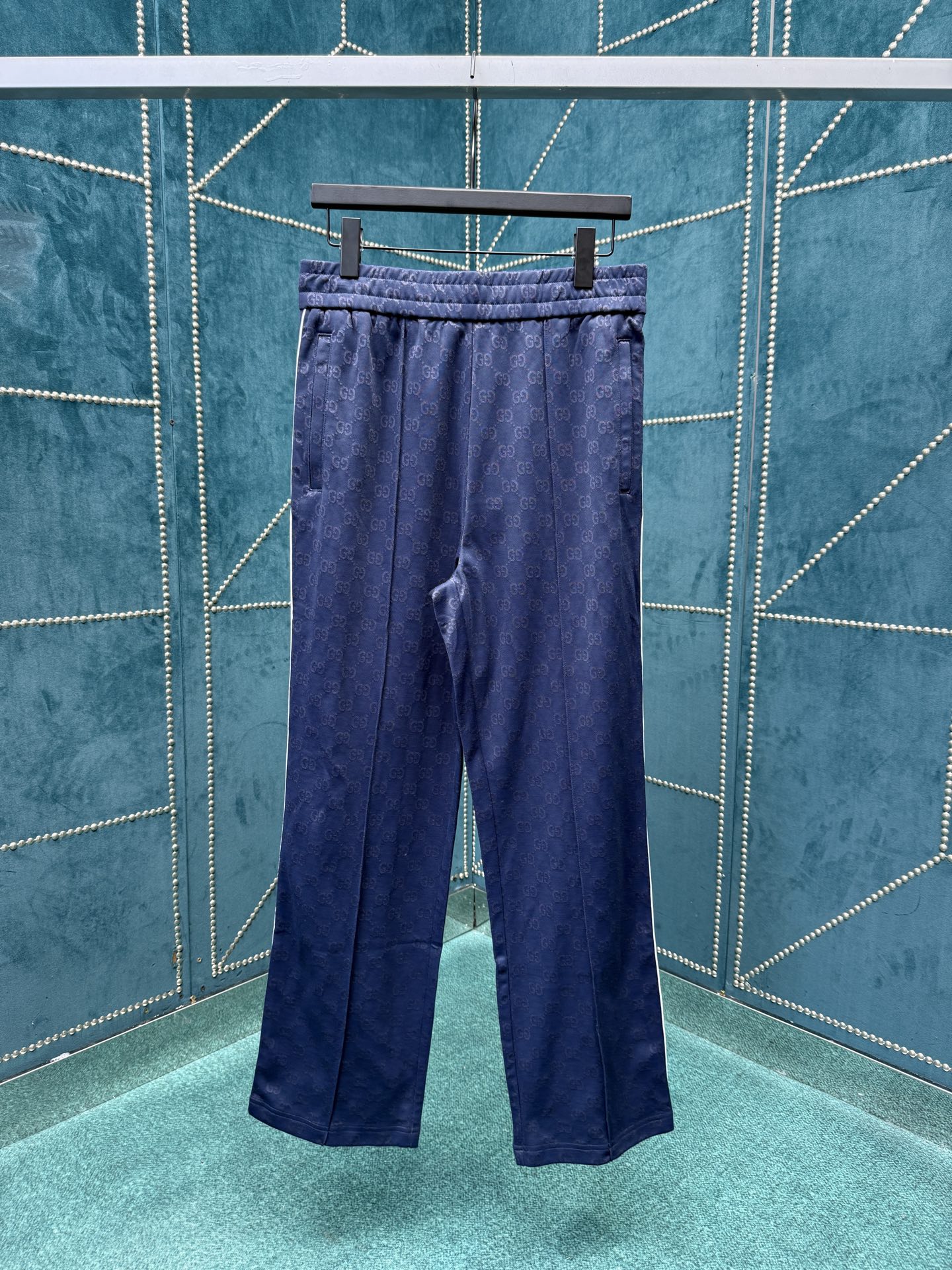 NO:568122,G's 25ss new GG nylon knitted trousers are a variety of new season knitted items that are upgraded to interpret Gucci brand elements. These wide-leg trousers are crafted from GG nylon cotton jersey jacquard fabric and decorated with white contrast piping. Size S.M.L.XL.,,gucci,gucci,alexander wang19860909G家25ss新款GG尼龙针织长裤多款新季针织单品升级演绎Gucci品牌元素.这款阔腿长裤采用GG尼龙棉质平纹针织提花面料匠心呈现,饰有白色撞色镶边滚边. 码数S.M.L.XL.,,gucci,gucci,alexander wang,Men's clothing