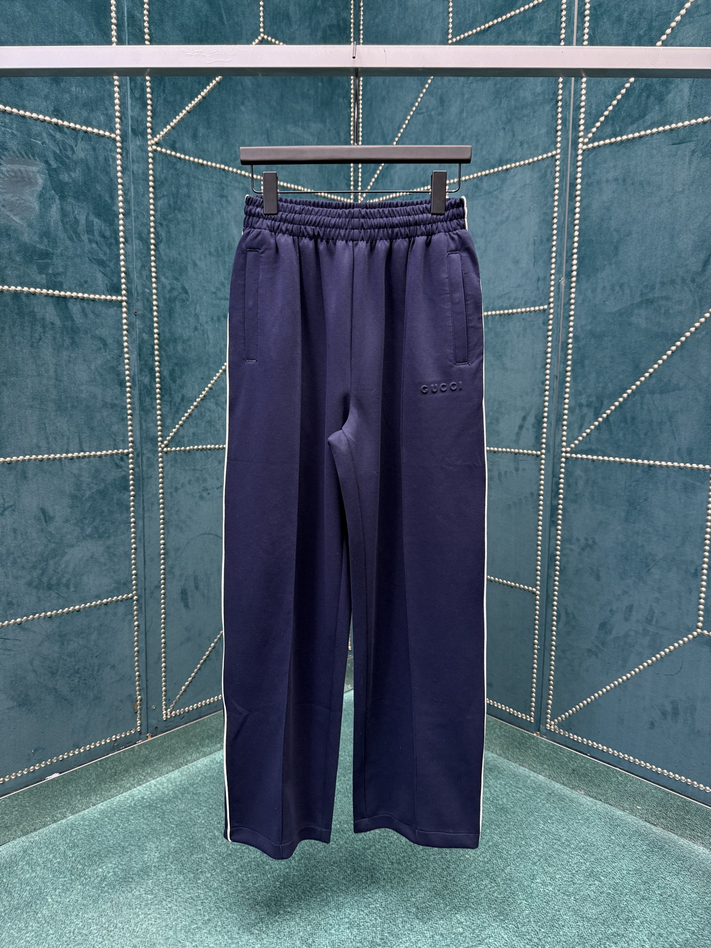 NO:568102,G's 25ss new style jersey jacket with brand print and embossed logo. The 2025 early autumn series is a creative blend of stripes, anchor patterns and brand logos. The marine style design adds color to the casual silhouette, creating an ideal seaside wear item. This jacket is made of navy blue jersey fabric and is expertly decorated with contrasting piping and Gucci printed embossed logo. Size S.M.L.XL.,,gucci,gucci,jackets &  coats,alexander wang19860909G家25ss新款饰品牌印花压纹标识平纹针织外套 2025早秋系列匠心融蕴条纹、船锚图案和品牌标识,以海洋风设计为休闲廓形添姿加彩,缔造理想海边穿搭单品.这款外套以海军蓝色平纹针织面料打造,匠心缀饰撞色镶边滚边和Gucci印花压纹标识. 码数S.M.L.XL.,,gucci,gucci,jackets & coats,alexander wang,Men's clothing