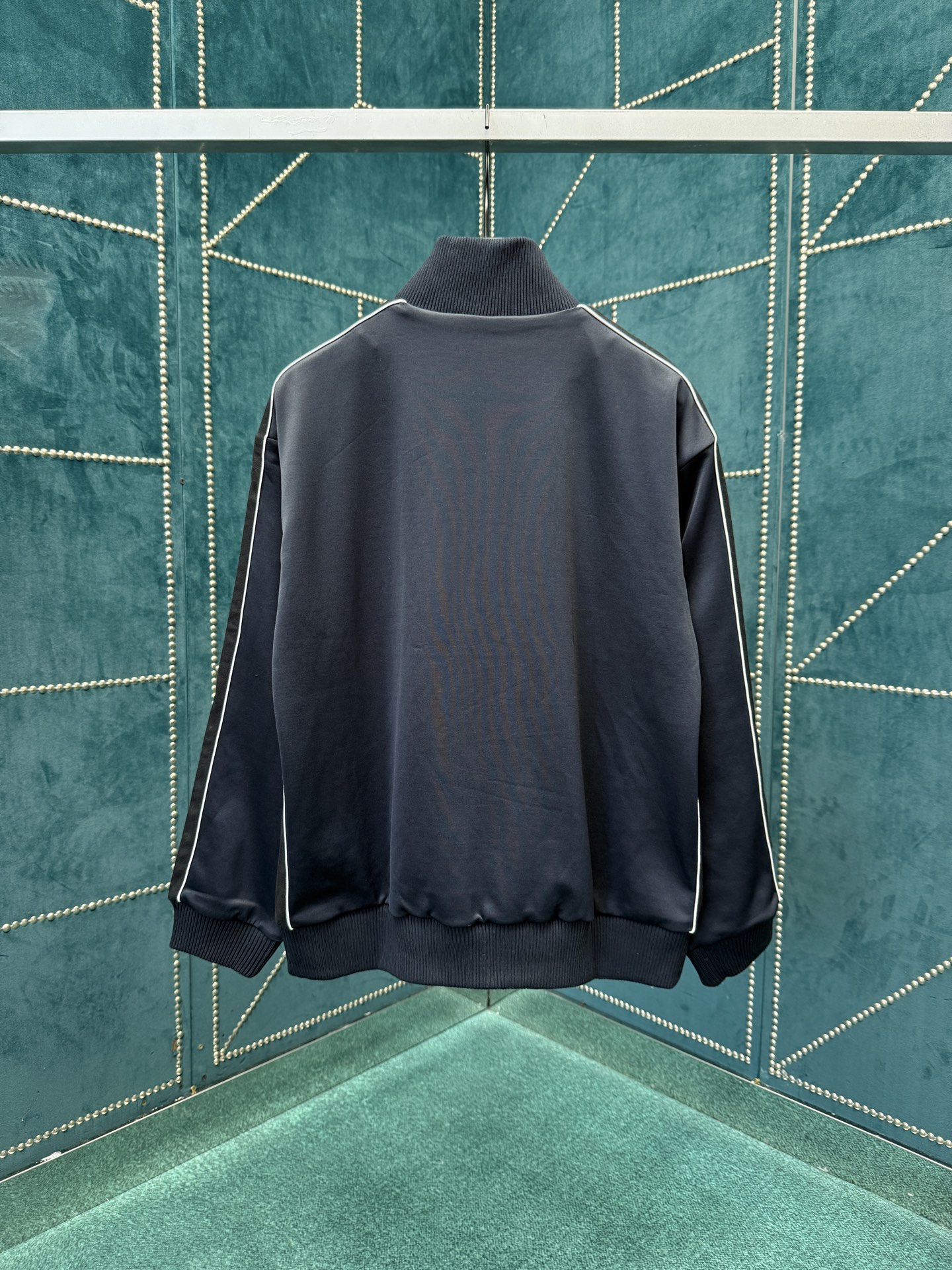 NO:568107,Loewe 25ss new technical jersey sportswear jacket, dark navy blue, lightweight technical jersey jacket with herringbone ribbons on the sleeves and mesh lining. Size XS.S.M.L.,,loewe,jackets & coats,alexander wang19860909罗意威 25ss新款科技平纹针织运动服夹克 深海军蓝 轻盈科技平纹针织夹克,衣袖饰有人字纹饰带,搭配织网衬里. 码数XS.S.M.L.,,loewe,jackets & coats,alexander wang,Men's clothing