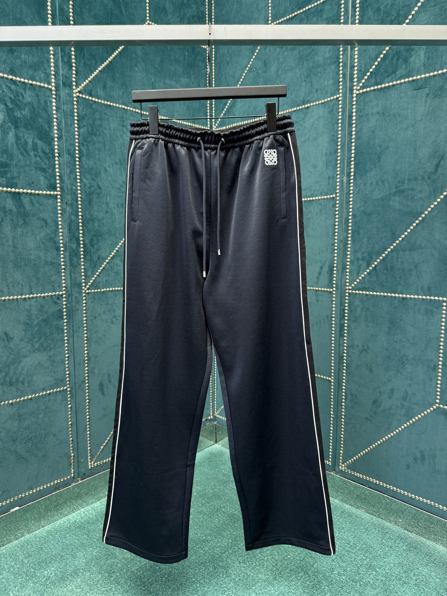 NO:568112,Loewe 25ss new technical jersey sweatpants dark navy blue lightweight technical jersey trousers. Relaxed fit, standard length mid-rise, straight elastic waistband drawstring zipper pockets, zipper back pocket herringbone side tape front Anagram embroidery size XS.S.M.L,,loewe,alexander wang19860909罗意威25ss新款科技平纹针织运动裤深海军蓝轻盈科技平纹针织长裤.宽松版型,标准长度中腰、直筒松紧裤腰带抽绳拉链口袋,拉链后袋人字纹侧边饰带正面 Anagram 刺绣 码数XS.S.M.L,,loewe,alexander wang,Men's clothing