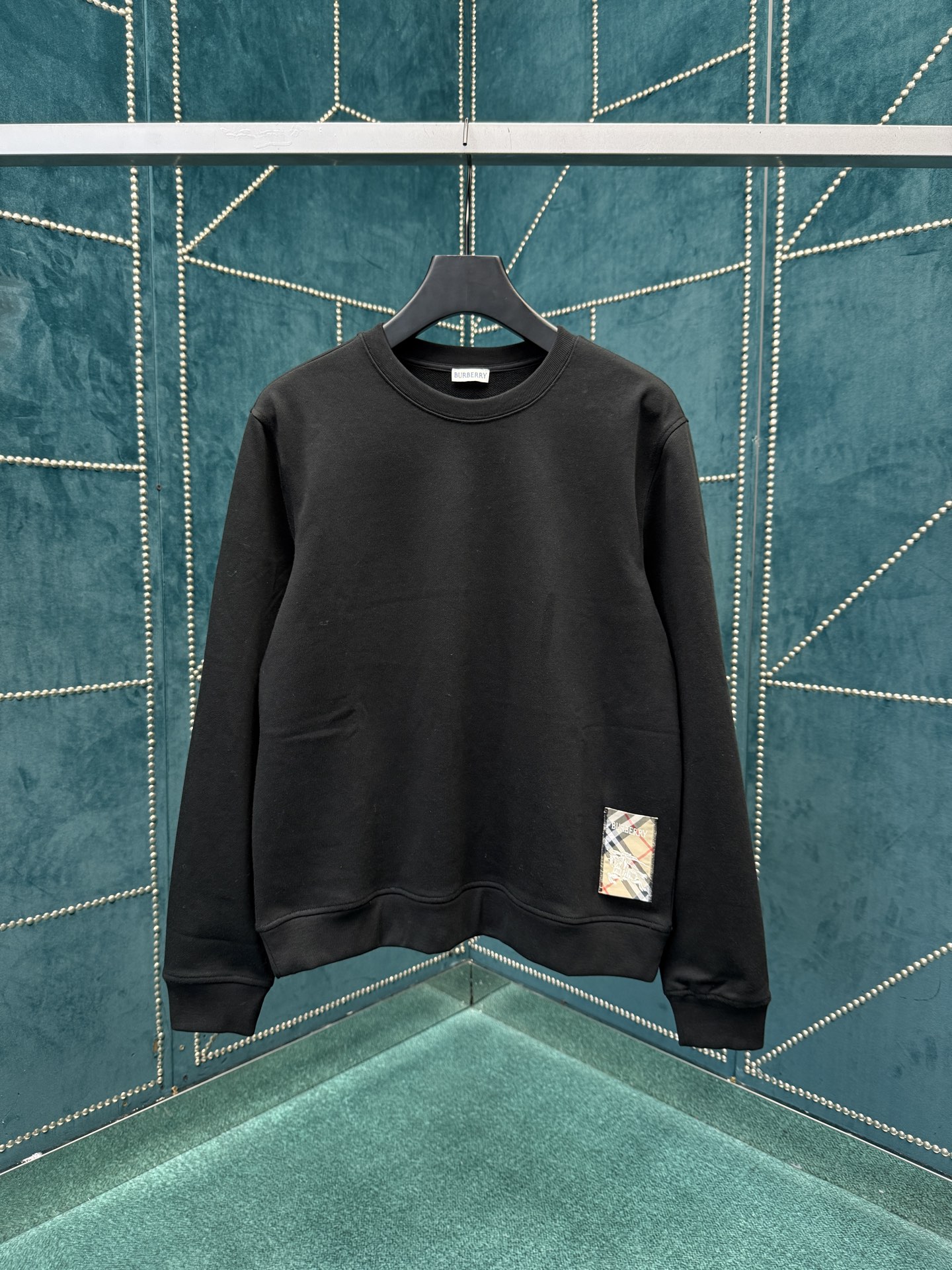 NO:568127,Burberry's new 25ss cardigan is knitted in an Italian workshop and has a regular fit. It has a round neck style and a plaque appliqué that cleverly combines the Burberry plaid, brand logo and equestrian knight logo (EKD). It creatively reinterprets the label design of the brand's iconic trench coat. Size S.M.L.XL.,,burberry,burberry,alexander wang19860909巴宝莉 25ss新款羊毛衫,于意大利工坊针织打造,呈现常规版型.采用圆领款式,饰牌贴花巧妙融合 Burberry 格纹、品牌徽标和马术骑士徽标（EKD）,创意重释品牌标志性 Trench 风衣的标签设计. 码数S.M.L.XL.,,burberry,burberry,alexander wang,Men's clothing