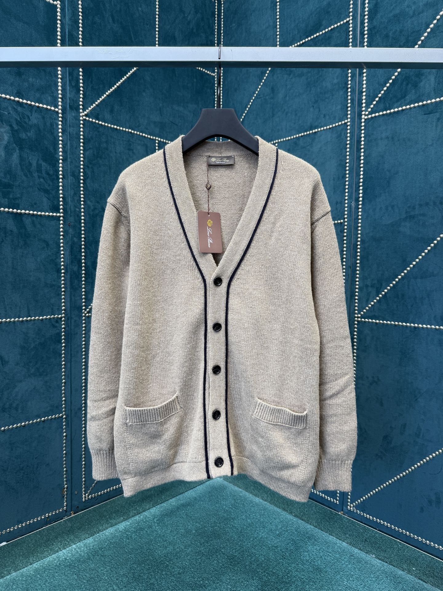 NO:568136,lss new khaki knitted cardigan, collar with contrasting color design, high version, size S.M.L.,,loro piana,alexander wang19860909lss新款卡其色针织开衫 领子采用'撞色设计 高版本 码数S.M.L.,,loro piana,alexander wang,Men's clothing