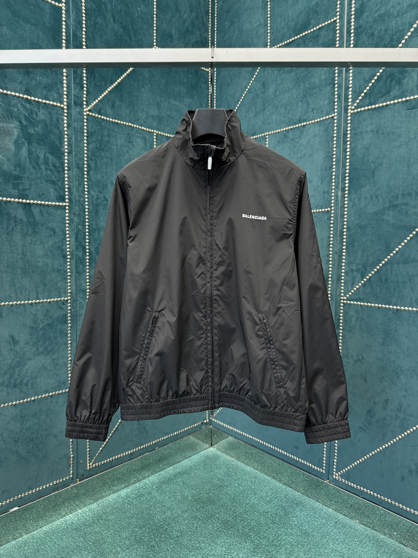 NO:568132,Paris 25ss new BALENCIAGA BACK zipper jacket double-ended zipper closure, long sleeves with 2 zippers, diagonal pockets, gathered cuffs and waist, embroidered Balenciaga back artwork on chest and back, code number 36.38.40.42.,,balenciaga,jackets & coats,alexander wang19860909巴黎25ss新款BALENCIAGA BACK拉链夹克双头拉链开合 长袖2个拉链 斜口袋缩褶袖口和腰围胸部和背面饰以Balenciaga back艺术作品刺绣 码数36.38.40.42.,,balenciaga,jackets & coats,alexander wang,Men's clothing