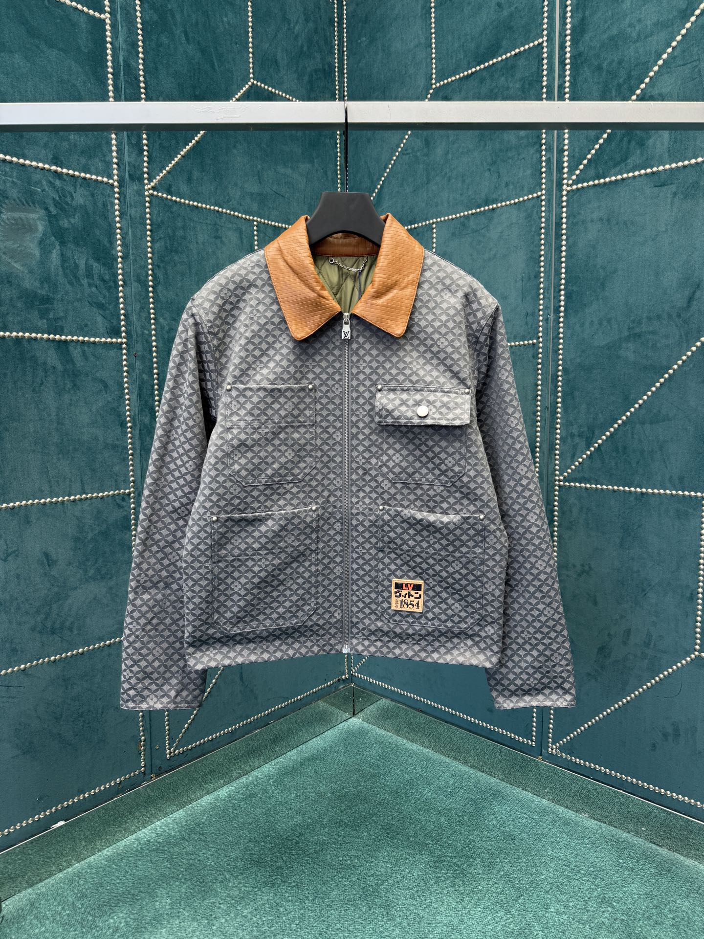 NO:570142,Lujia 25ss new work jacket. This work jacket is made of comfortable cotton with a corduroy-effect leather collar. The Dandy Monogram jacquard from the 2025 autumn and winter show is used to create a rich texture. The Marque L.Vuitton Déposée leather patch is one of the finishing touches and rivet patch pockets. The quilted lining makes it a chic choice that spans four seasons. It can be paired with the same style of trousers to create a casual look.  Size S.M.L.XL.,,louis vuitton,louis vuitton,jackets & coats,alexander wang19860909驴家25ss新款工装束腰夹克本款工装夹克为舒适棉布融入灯芯绒效果皮革衣领,以 2025 秋冬秀场的 Dandy Monogram 提花塑造丰盈肌理.Marque L.Vuitton Déposée 皮革贴饰点睛铆钉贴袋之一,绗缝内衬成就跨越四季的别致之选.可与同款长裤共筑休闲造型. 码数S.M.L.XL.,,louis vuitton,louis vuitton,jackets & coats,alexander wang,Men's clothing