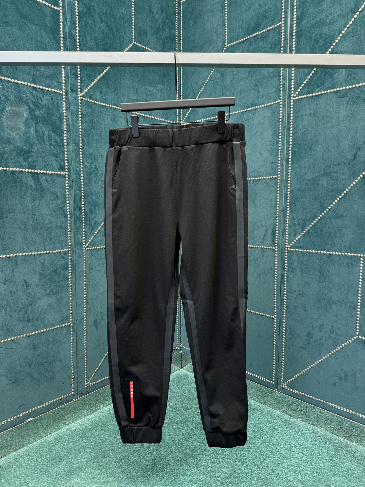 NO:568173,Prada 25ss new solid color leggings knitted sweatpants men's black high version size S.M.L.XL.,,prada,alexander wang19860909普拉达 25ss新款纯色束脚长裤针织运动裤 男款 黑色 高版本 码数S.M.L.XL.,,prada,alexander wang,Men's clothing
