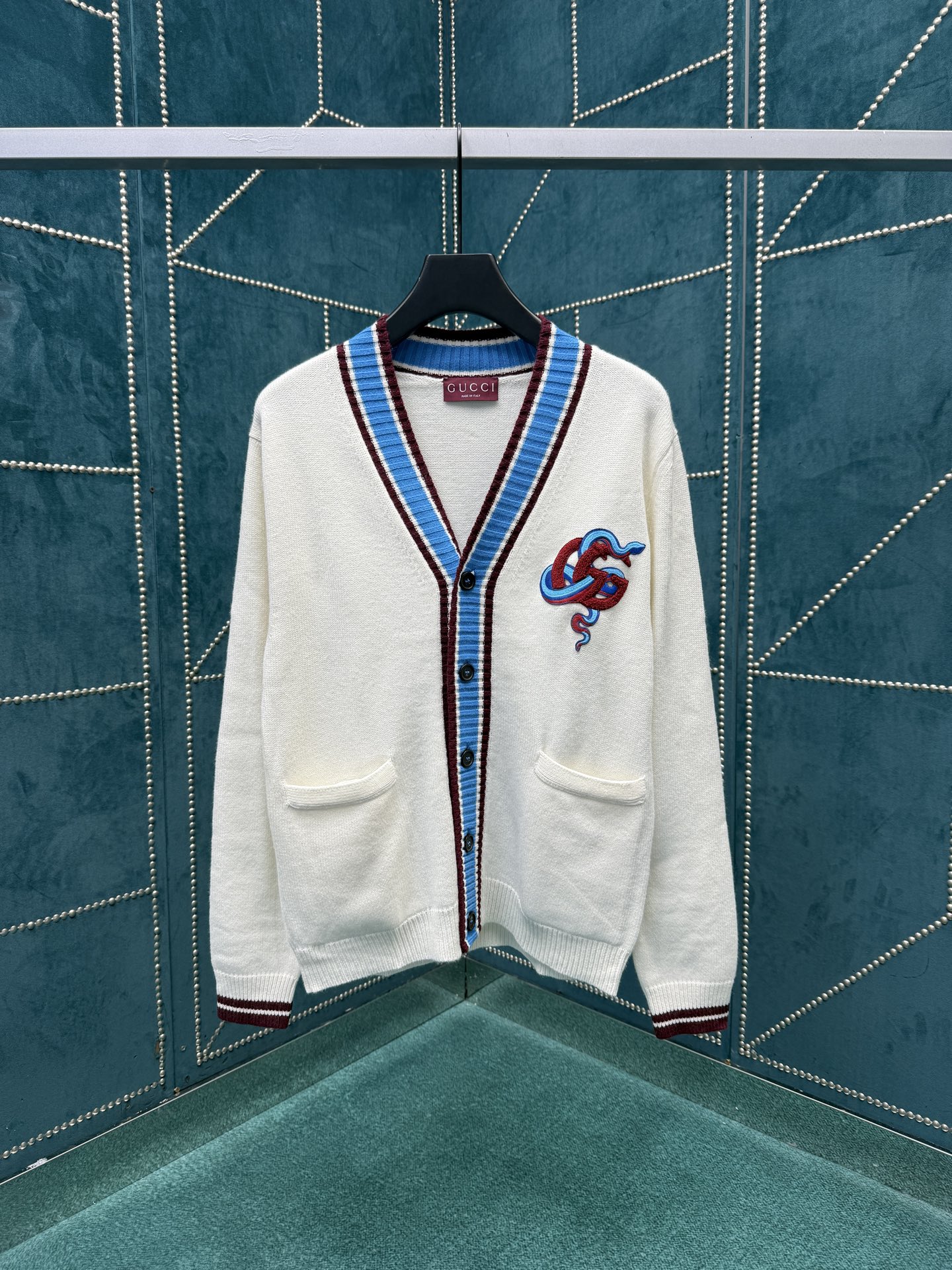 NO:568159,On G's 25ss new wool and cashmere blended knitted cardigan, this image is embellished on the body as part of the double G snake patch. Size S.M.L.XL.,,gucci,alexander wang19860909G家 25ss新款羊毛山羊绒混纺针织开衫上,该形象作为双G蛇型贴饰的一部分点缀于衣身. 码数S.M.L.XL.,,gucci,alexander wang,Men's clothing