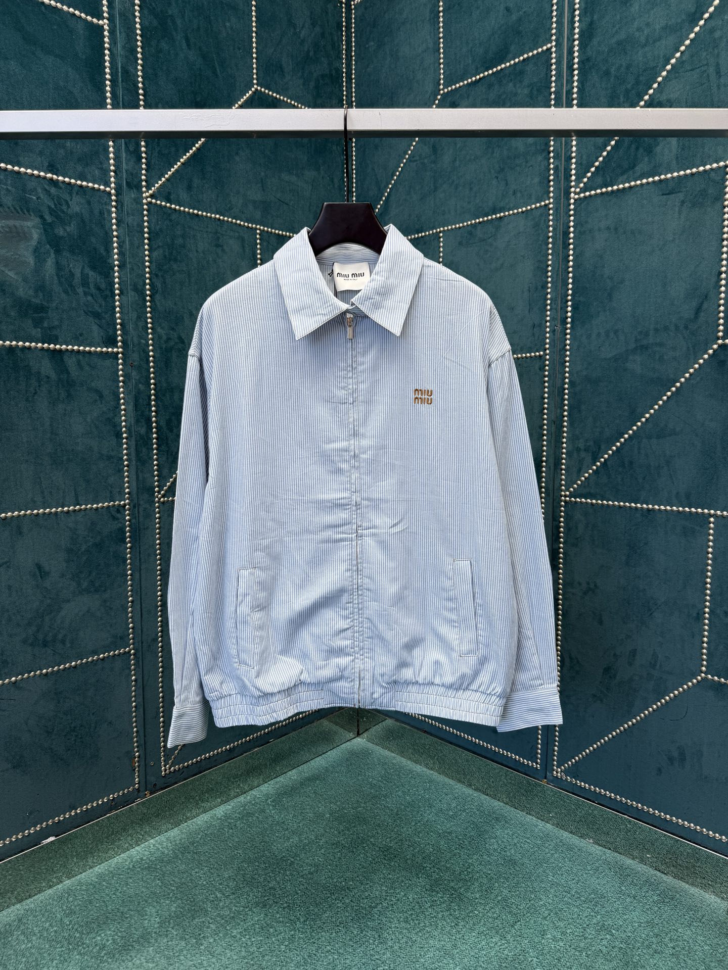 NO:568155,MIU MIU25ss new embroidered loose striped denim jacket, same style for men and women, sapphire blue, high version, size S.M.L.XL.,,miumiu,jackets & coats,alexander wang19860909MIU MIU25ss新款刺绣宽松条纹丹宁牛仔外套 男女同款 宝石蓝色 高版本 码数S.M.L.XL.,,miumiu,jackets & coats,alexander wang,Men's clothing