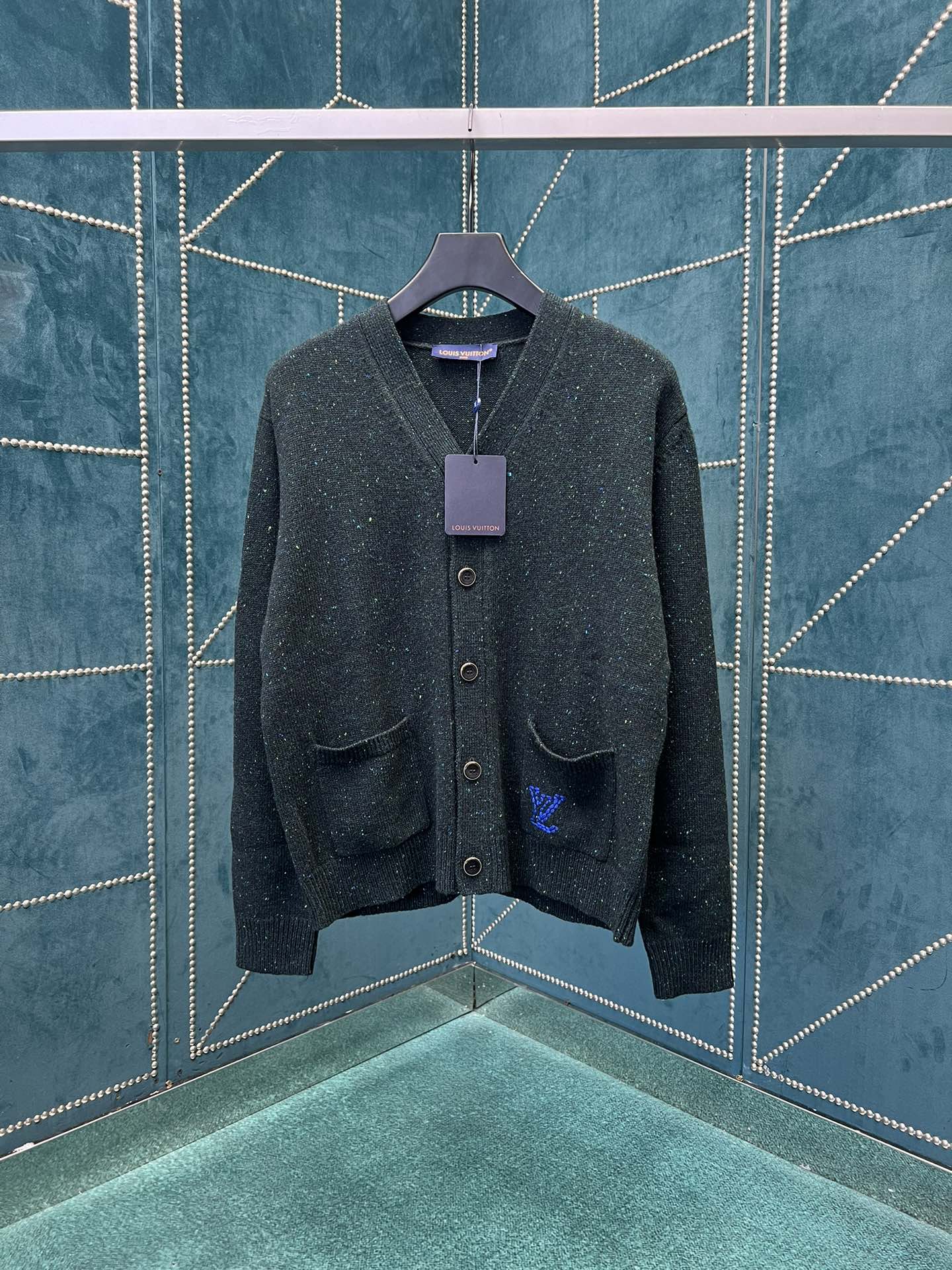 NO:568143,Lujia 25ss new soft cashmere knitted cardigan has a deep body embellished with contrasting spots and an exquisite LV logo embroidered on the left pocket, echoing the Japanese craftsmanship inspiration in the Pharrell Williams and Nigo collaboration series. The light yet gorgeous style makes it a good choice for cross-season layering. Size S.M.L.XL.,, louis vuitton, louis vuitton, louis vuitton, alexander wang19860909驴家 25ss新款柔软山羊绒针织开衫为深邃衣身点缀撞色斑点元素,再为左袋刺绣精致质感 LV 标识,呼应 Pharrell Williams 与 Nigo 合作系列中的日本工艺灵感.轻盈而不失华美的格调成就跨季叠穿佳选. 码数S.M.L.XL.,,louis vuitton,louis vuitton,louis vuitton,alexander wang,Men's clothing