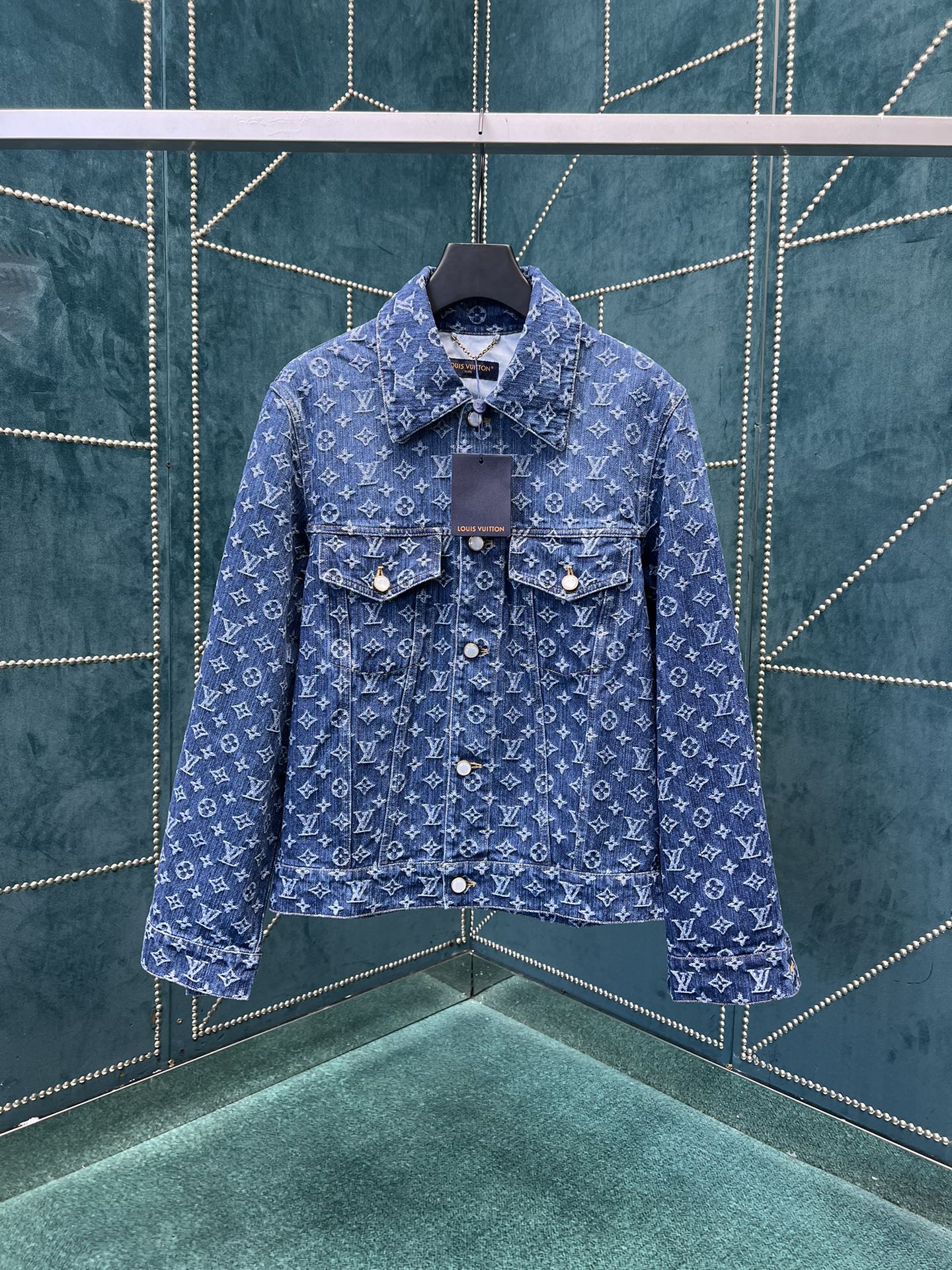 NO:568151,The denim shirts of Lujia 25ss new fashion show are sparkling and charming, making the daytime look even more outstanding. The shirt jacket is sewn with denim and is fully printed with Monogram jacquard pattern. The high version is unisex. Size S.M.L.XL.,,louis vuitton,louis vuitton,jackets & coats,alexander wangshirts,alexander wangshirts19860909驴家 25ss新款时装秀的牛仔衬衫闪烁迷人,令日间造型更见出众. 衬衫外套采用牛仔布缝制,满印Monogram提花图案, 高版本 男女同款 码数S.M.L.XL.,,louis vuitton,louis vuitton,jackets & coats,shirts,alexander wang,Men's clothing