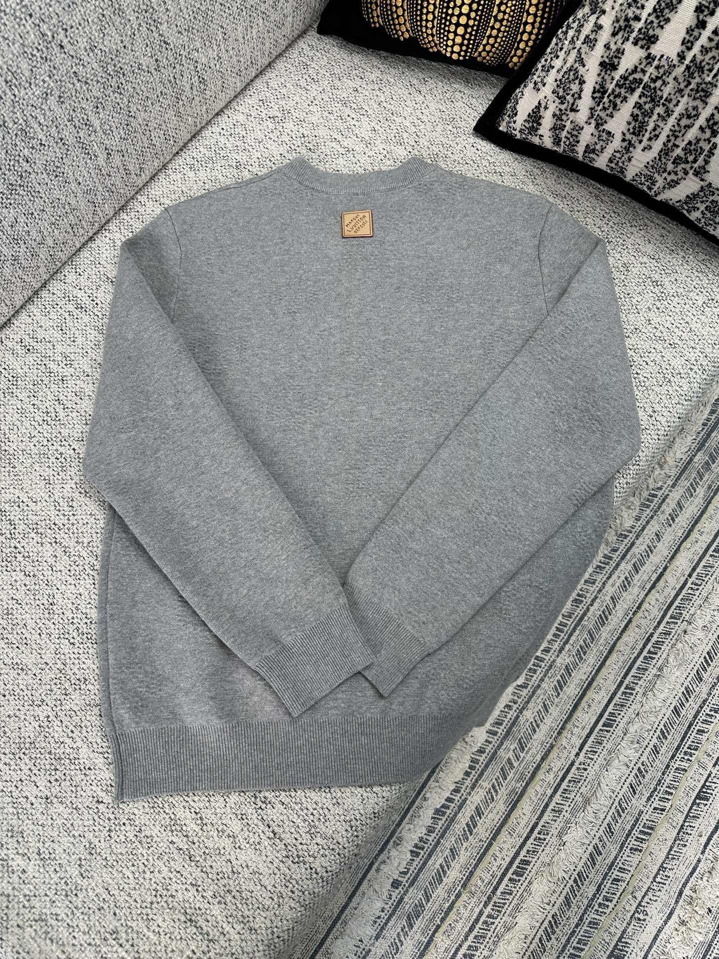 💰315 驴家       25ss新款春夏系列 纯色Logo印花圆领针织长袖卫衣 高版本 男款
码数：S.M.L.XL.