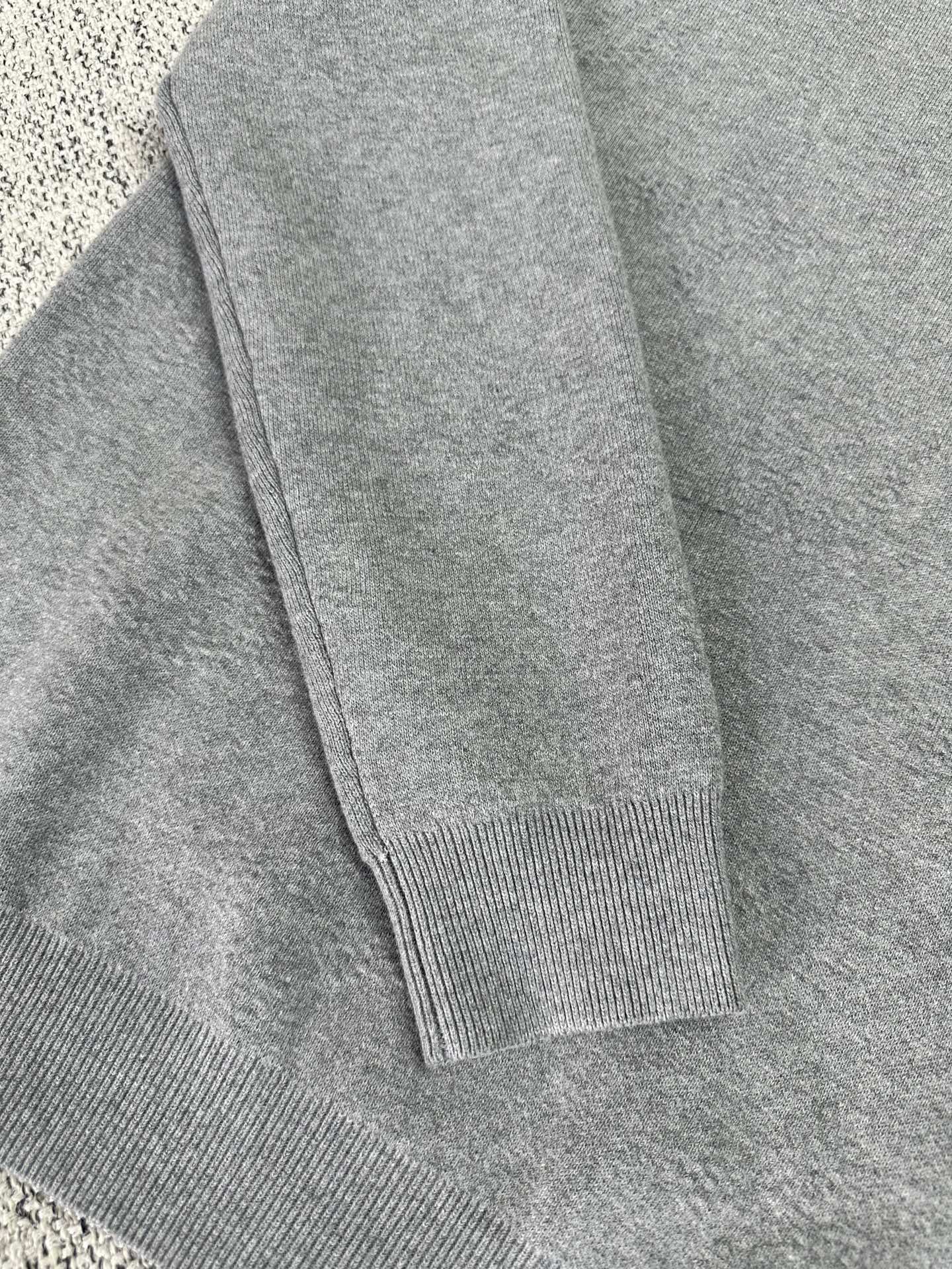 💰315 驴家       25ss新款春夏系列 纯色Logo印花圆领针织长袖卫衣 高版本 男款
码数：S.M.L.XL.