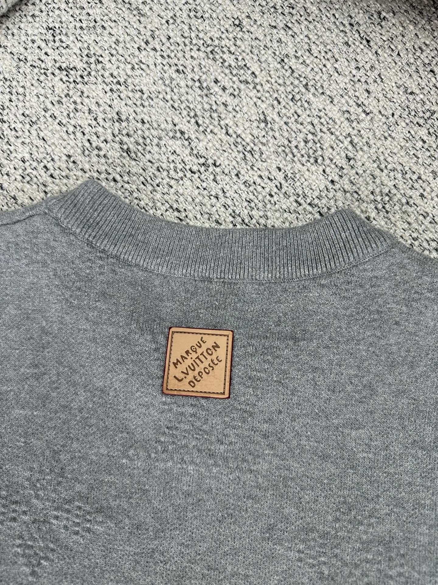 💰315 驴家       25ss新款春夏系列 纯色Logo印花圆领针织长袖卫衣 高版本 男款
码数：S.M.L.XL.