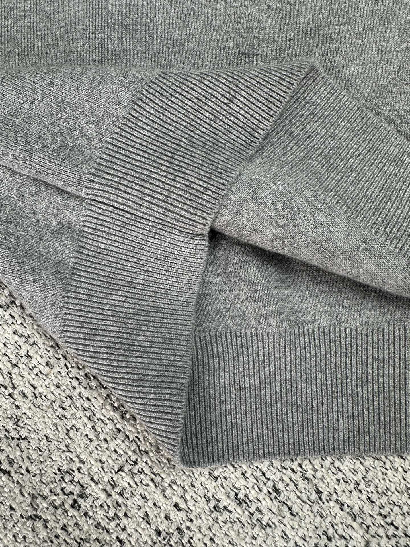 💰315 驴家       25ss新款春夏系列 纯色Logo印花圆领针织长袖卫衣 高版本 男款
码数：S.M.L.XL.