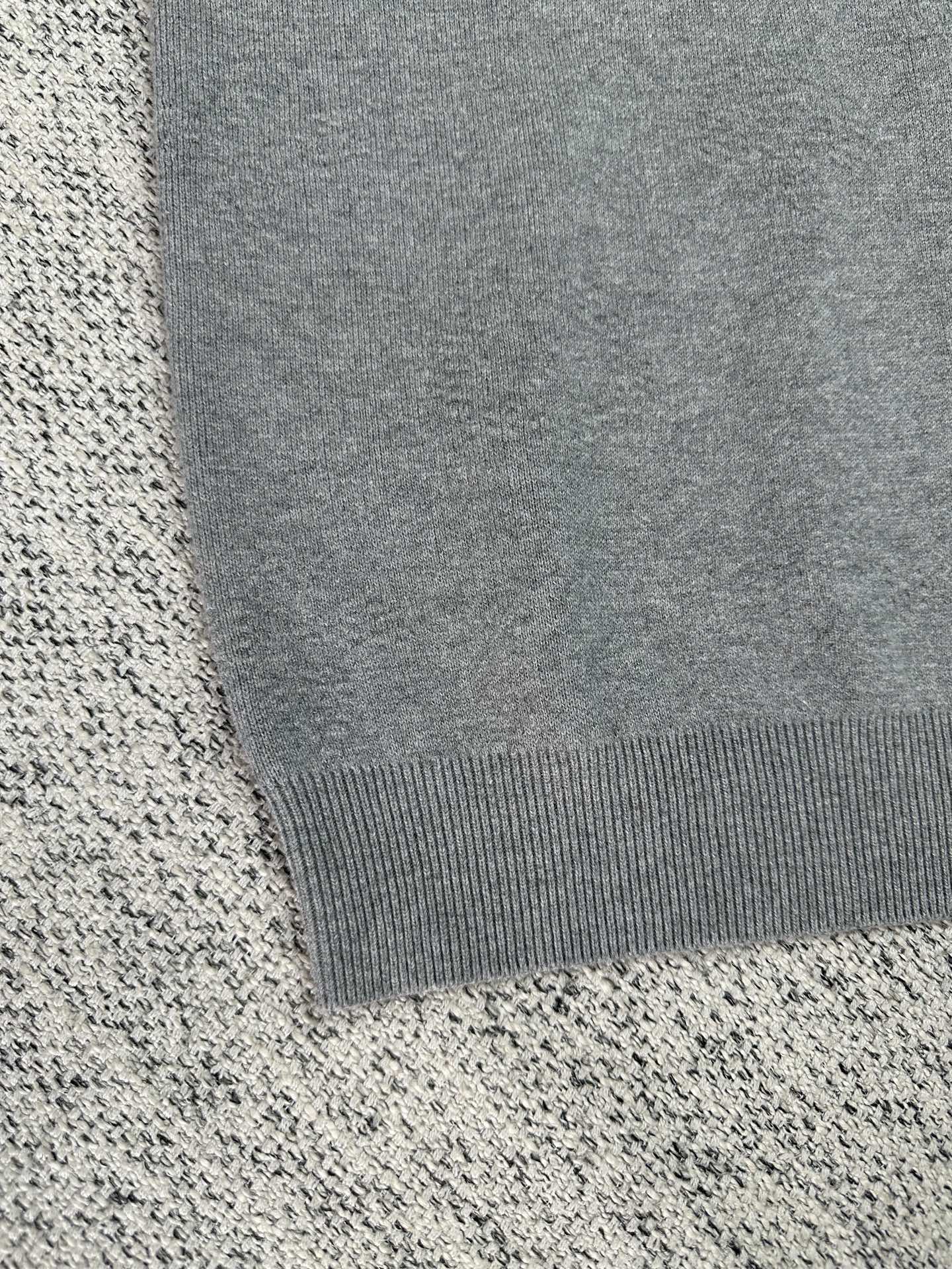 💰315 驴家       25ss新款春夏系列 纯色Logo印花圆领针织长袖卫衣 高版本 男款
码数：S.M.L.XL.