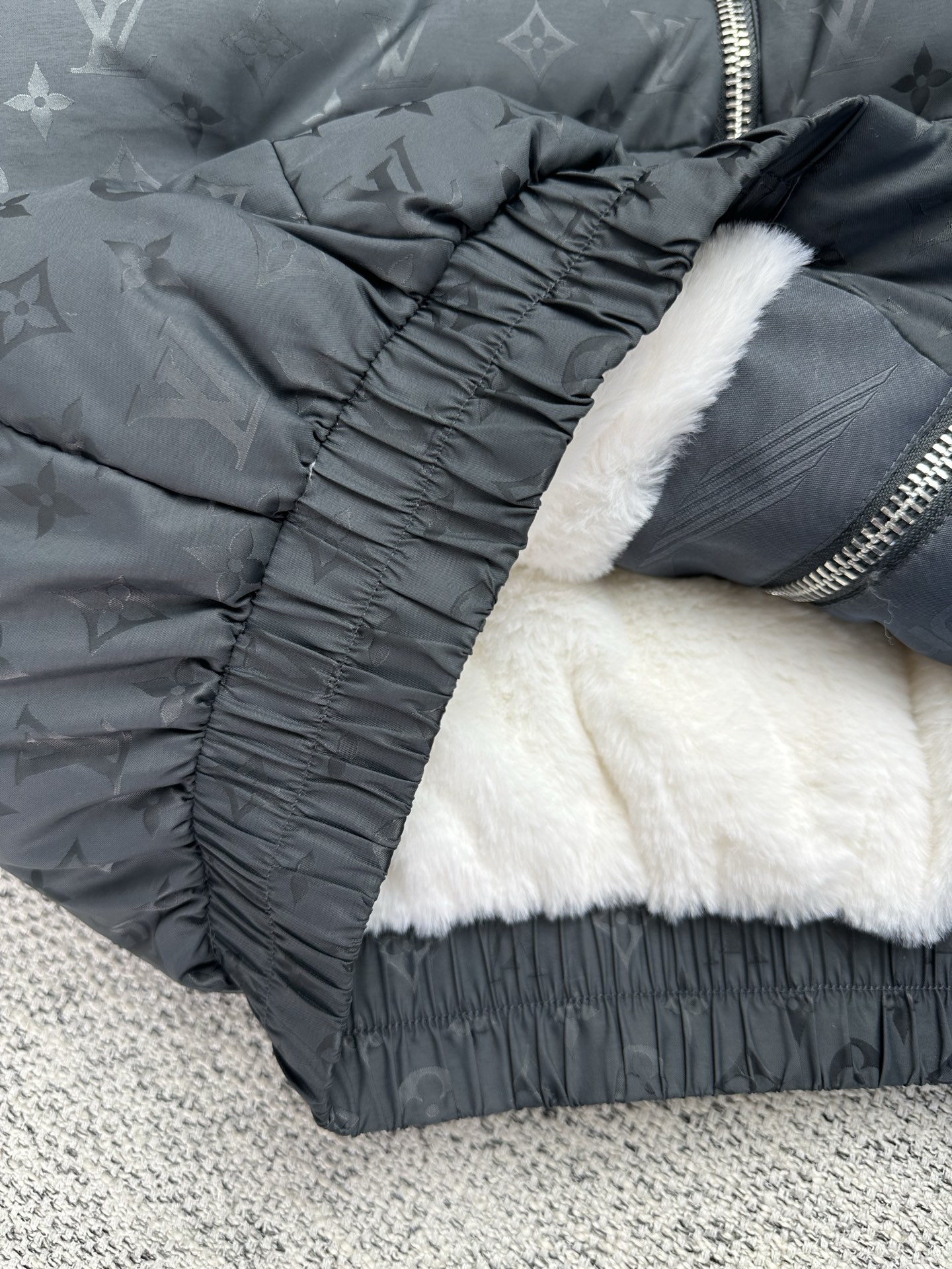 💰530 驴家       25ss新款滑雪系列 印花连帽带抽绳棉服 暗纹老花兔毛复合鹿皮绒连帽夹克棉外套 高版本
码数：46.48.50.52.