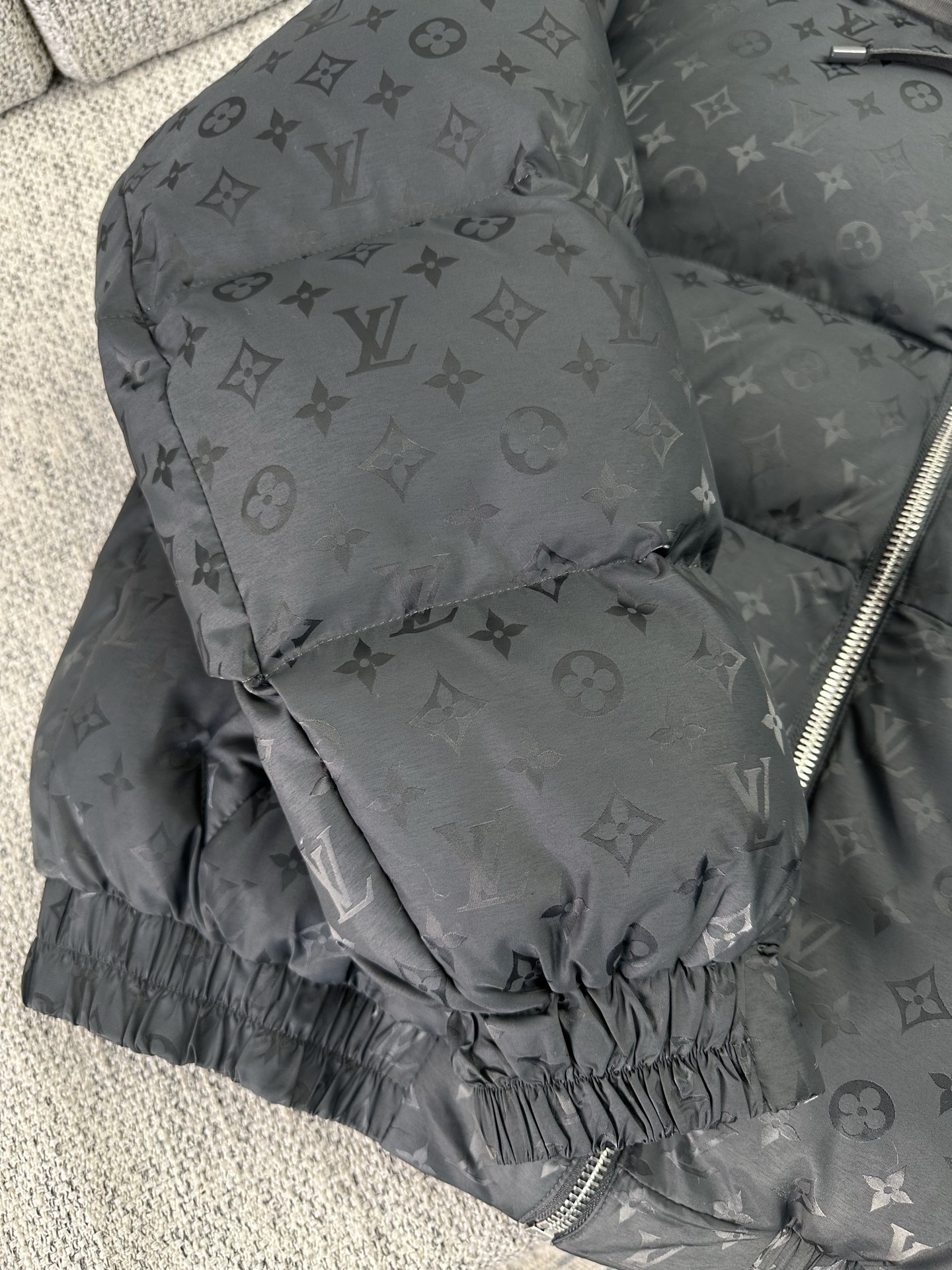 💰530 驴家       25ss新款滑雪系列 印花连帽带抽绳棉服 暗纹老花兔毛复合鹿皮绒连帽夹克棉外套 高版本
码数：46.48.50.52.