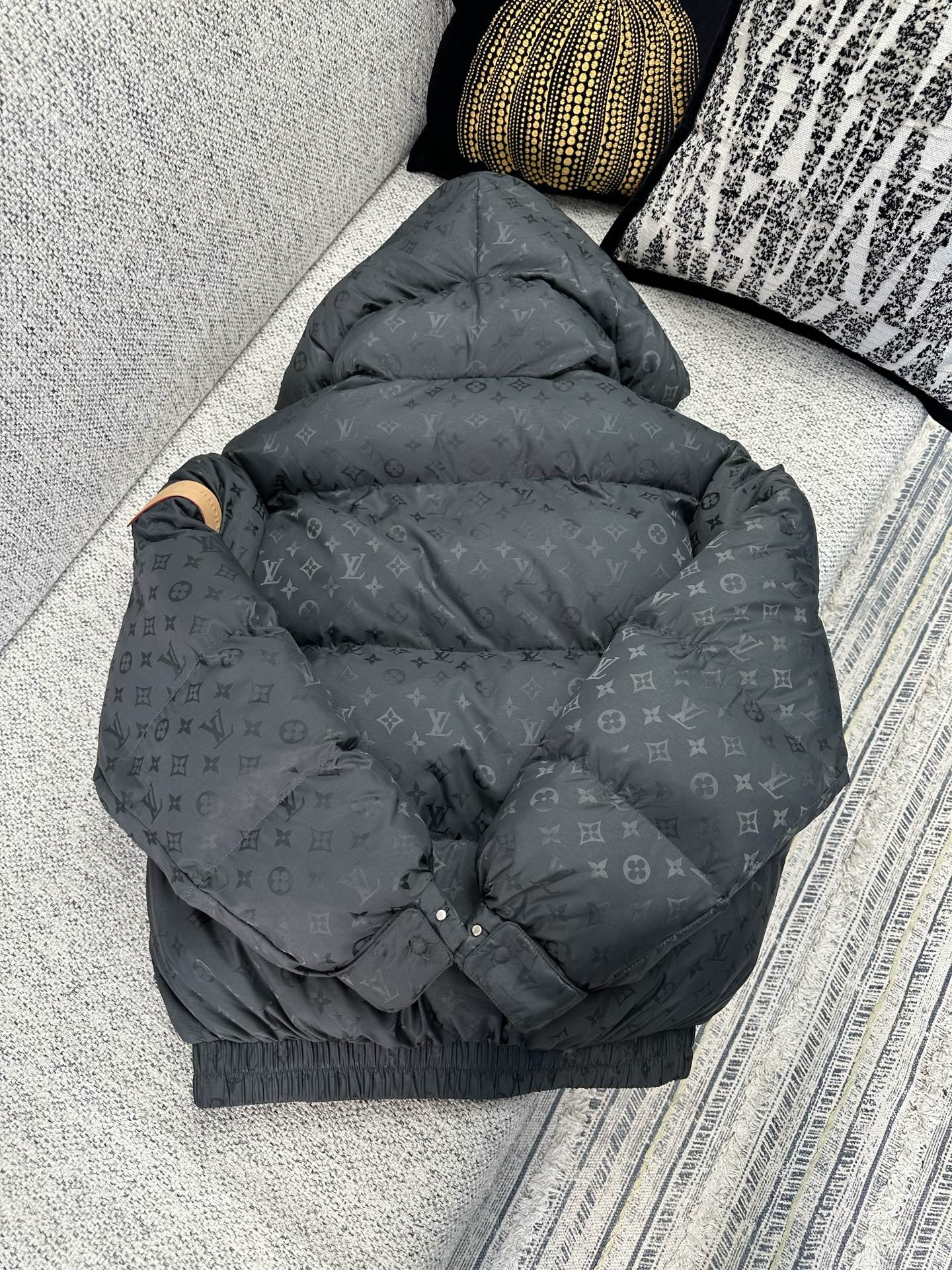 💰530 驴家       25ss新款滑雪系列 印花连帽带抽绳棉服 暗纹老花兔毛复合鹿皮绒连帽夹克棉外套 高版本
码数：46.48.50.52.