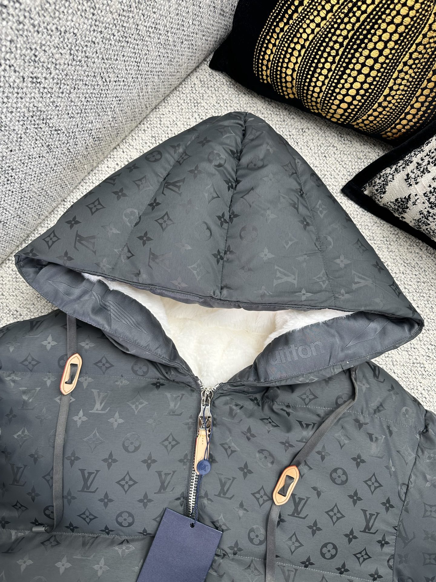 💰530 驴家       25ss新款滑雪系列 印花连帽带抽绳棉服 暗纹老花兔毛复合鹿皮绒连帽夹克棉外套 高版本
码数：46.48.50.52.