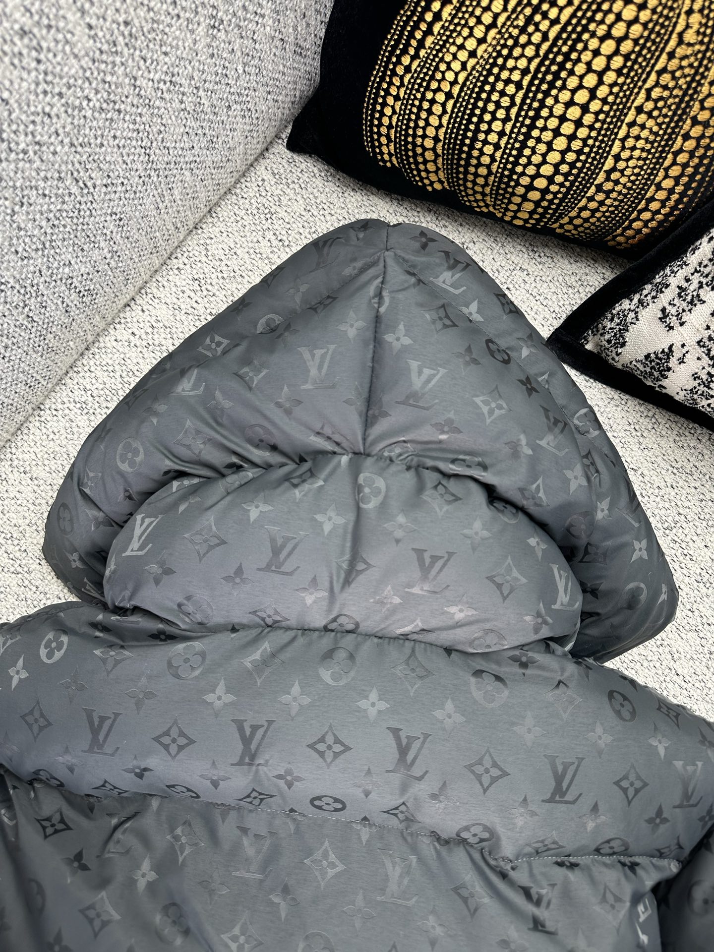 💰530 驴家       25ss新款滑雪系列 印花连帽带抽绳棉服 暗纹老花兔毛复合鹿皮绒连帽夹克棉外套 高版本
码数：46.48.50.52.