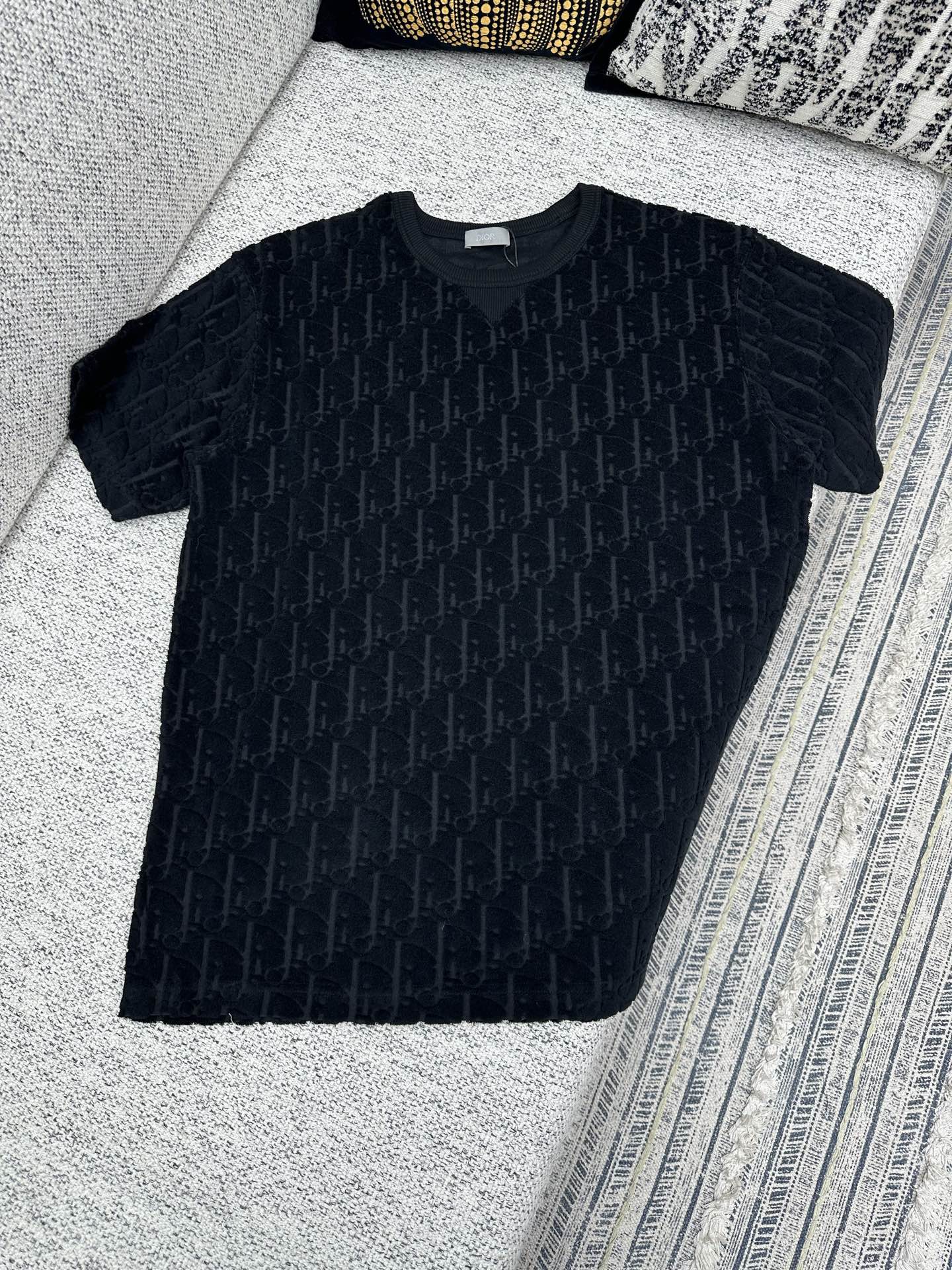 NO:757251,Dior's new loose fit T-shirt in black cotton terry fabric Oblique print This black cotton terry fabric T-shirt is decorated with a tonal jacquard pattern that pays homage to the classic Oblique print. The ribbed crew neck with V-shaped details creates a casual effect. The loose fit can be paired with jeans or sports trousers to enhance the style. Size S.M.L.XL.,, dior,jeans,19860909迪奥 新款宽松版型 T 恤黑色棉质毛圈面料 Oblique 印花这款黑色棉质毛圈面料 T 恤饰以同色调提花图案,致敬经典的 Oblique 印花.罗纹圆领搭配 V 形细节,打造休闲效果.宽松版型,可与牛仔裤或运动长裤搭配,提升格调. 码数S.M.L.XL.,,dior,jeans,,Men's clothing