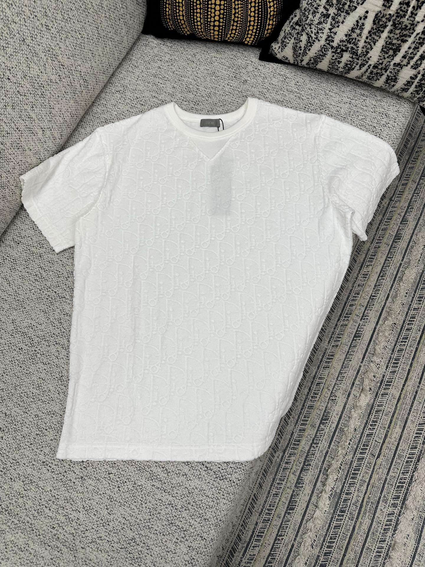 NO:757254,Dior's new loose fit T-shirt in off-white cotton terry fabric Oblique print This off-white cotton terry fabric T-shirt is decorated with a tonal jacquard pattern to pay tribute to the classic Oblique print. The ribbed crew neck with V-shaped details creates a casual effect. The loose fit can be paired with jeans or sports pants to enhance the style. Size S.M.L.XL.,, dior,jeans,19860909迪奥 新款宽松版型 T 恤灰白色棉质毛圈面料 Oblique 印花这款灰白色棉质毛圈面料 T 恤饰以同色调提花图案,致敬经典的 Oblique 印花.罗纹圆领搭配 V 形细节,打造休闲效果.宽松版型,可与牛仔裤或运动长裤搭配,提升格调. 码数S.M.L.XL.,,dior,jeans,,Men's clothing