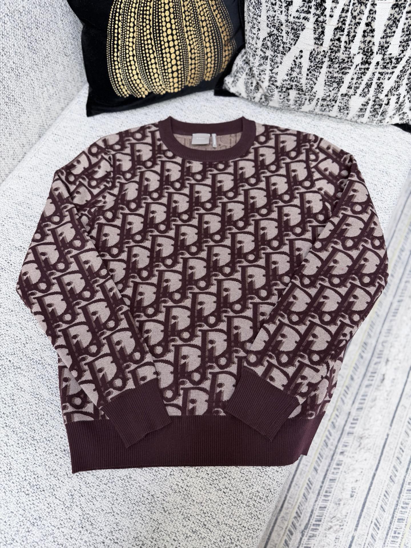 NO:757186,Dior's new 26ss sweater highlights Dior's classic Oblique print. It is carefully made of cotton blended fabrics and decorated with burgundy Oblique print throughout, reinterpreting the classic wardrobe item. It can add personality to various casual looks. Size S.M.L.XL,, dior, dior,19860909迪奥 26ss新款针织衫突显 Dior 经典的 Oblique 印花.采用棉质混纺面料精心制作,通体饰以酒红色 Oblique 印花,重新诠释经典衣橱单品.可为各式休闲造型增添个性风格. 码数S.M.L.XL,,dior,dior,,Men's clothing