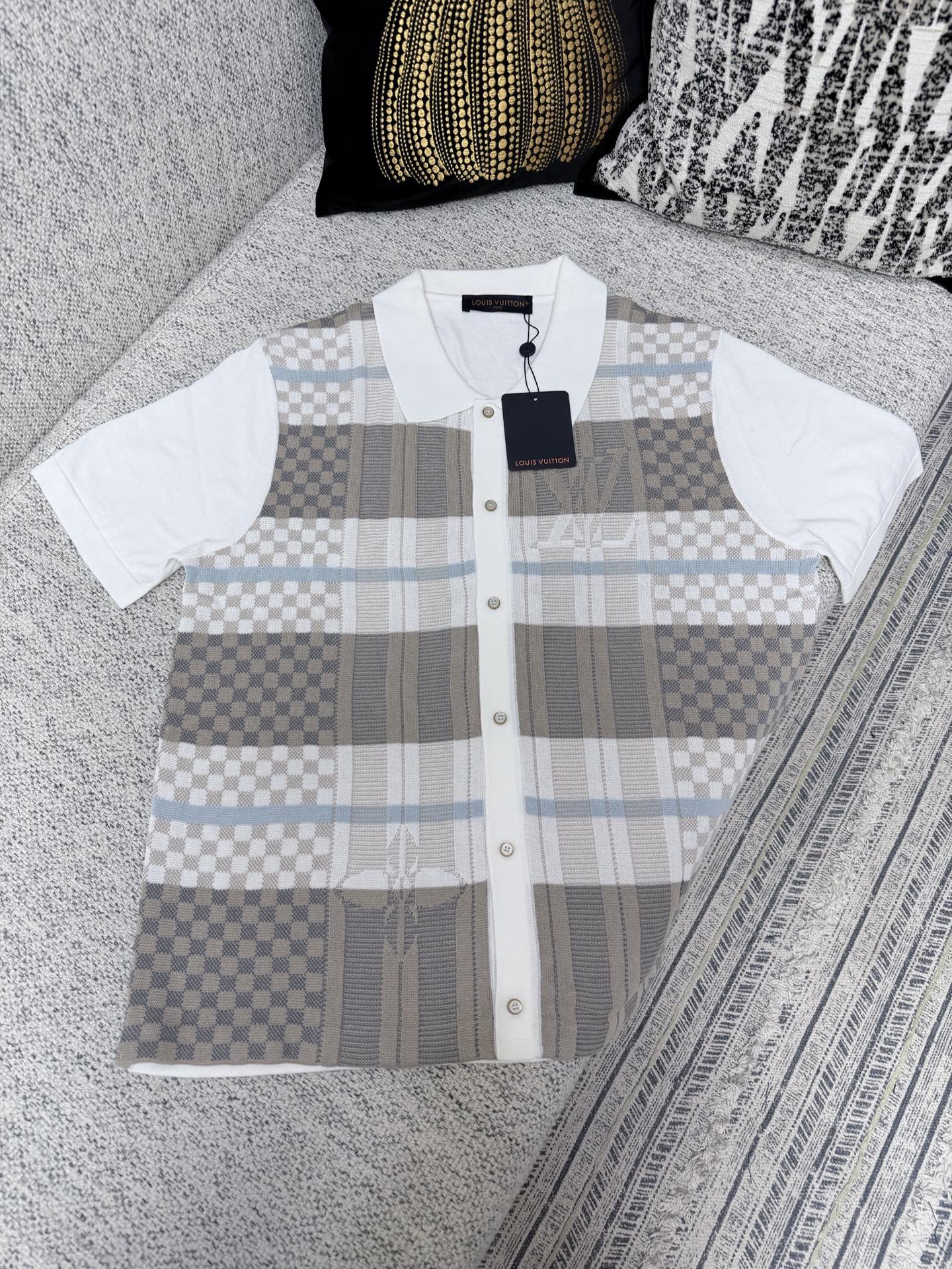 NO:757199,Lujia 26ss plaid jacquard knitted short-sleeved shirt  The spring and summer series adopts plaid jacquard technology, integrating classic Der checkerboard and Monogram flowers, logos and other elements into the plaid, supplemented by elegant off-white, light blue, and gray brown colors. The overall style is fresh. The precise jacquard technology makes the pattern strong and wear-resistant, and the pearlescent buttons enhance the texture of the details. The version is conventional and casual, with single-row button opening and closing. The material is organic cotton knitted fabric, which is skin-friendly and breathable. The ribbed lapels and cuffs ensure a crisp fit.  Size S.M.L.XL,,louis vuitton,louis vuitton,shirts,T-shirt,19860909驴家 26ss格纹提花针织短袖衬衫 春夏系列采用格纹提花工艺,将经典的Der棋盘格与Monogram花卉、标识等元素融入格纹中,辅以淡雅的米白、浅蓝、灰棕配色,整体风格清新.工艺精密提花工艺使图案牢固耐磨,珠光纽扣提升细节质感,版型常规休闲版型,单排纽扣开合,材质有机棉针织面料,亲肤透气,罗纹翻领和袖口保证版型挺括. 码数S.M.L.XL,,louis vuitton,louis vuitton,shirts,T-shirt,,Men's clothing