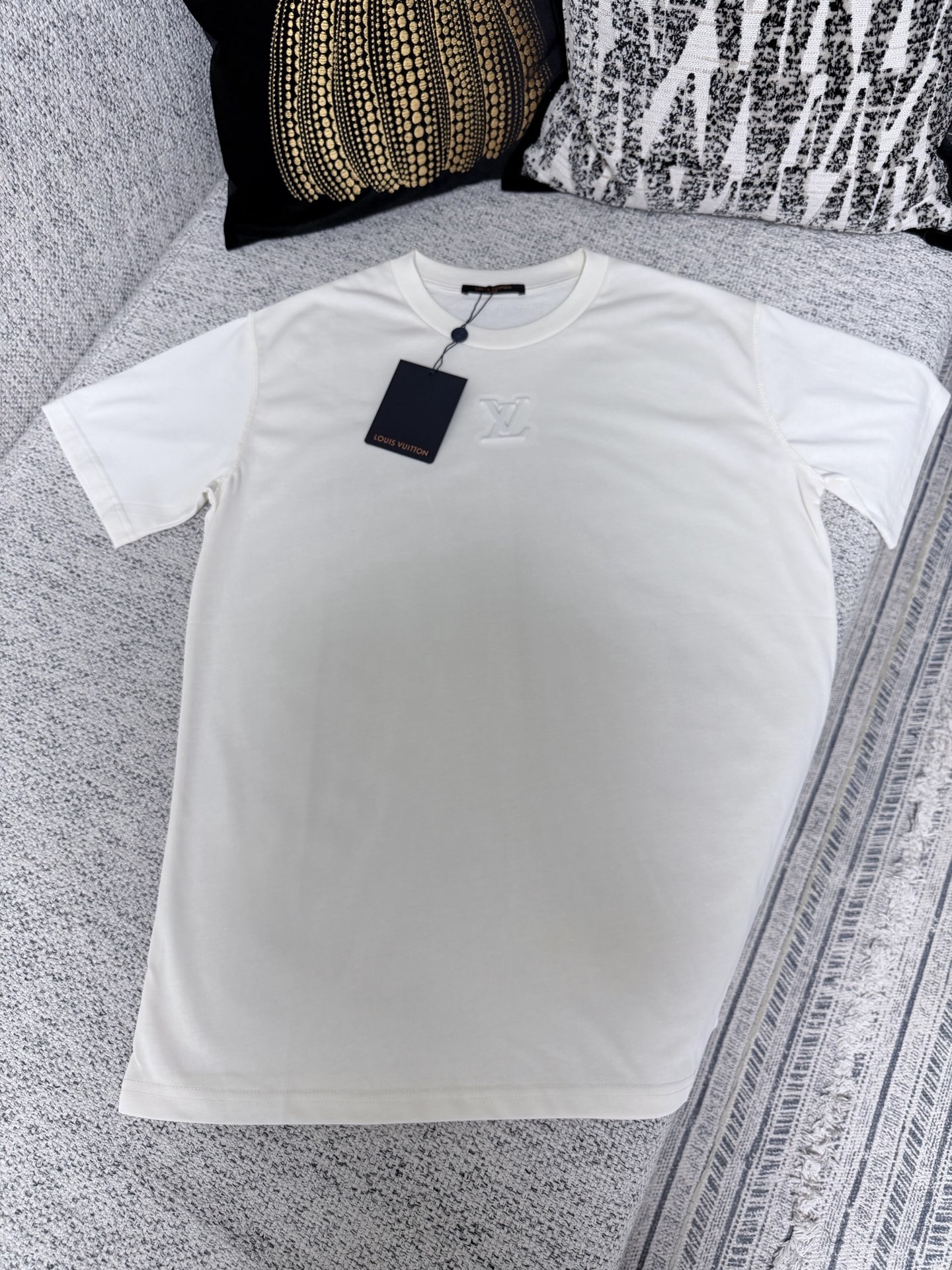 NO:757139,Lujia's new LV embossed T-shirt. This T-shirt is made of soft cotton knitting. It is a low-key combination of multiple brand elements. The open thread climbs up the shoulders. The woven label on the back presents a mirror effect. The LV logo embroidery on the chest contains silicone padding. Size S.M.L.XL.,,louis vuitton,louis vuitton,louis vuitton,19860909驴家 新款LV 压纹 T 恤本款 T 恤取材柔软棉质针织,低调召集多重品牌元素明线攀上肩头,背后梭织标签呈现镜像效果,胸前的 LV 标识刺绣内含硅胶衬垫 码数S.M.L.XL.,,louis vuitton,louis vuitton,louis vuitton,,Men's clothing