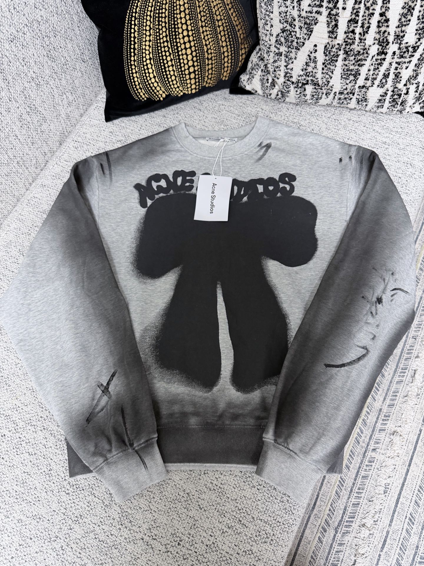 NO:757137,The Ac bow distressed round neck sweatshirt is made of heavy combed cotton fabric, with a weight of up to 380g. The ready-made garment uses screen printing technology to present the core bow knot and brand logo pattern, and the edges are naturally blended. It is supplemented by hand-sprayed colors and hand-painted brushstrokes to create a retro and distressed atmosphere through gradient gray tones and irregular ink marks. It is then treated with enzyme washing and partial cutting to enhance the softness and decadence of the fabric, and the overall presentation presents a visual language of high street avant-garde and retro workwear.  Size S.M.L.XL,,hoodie,sweatshirts,19860909Ac蝴蝶结做旧圆领卫衣 采用精梳棉重磅面料打造,克重高达380g,成衣采用丝网印花工艺呈现核心蝴蝶结与品牌标识图案,边缘晕染自然；辅以成衣手工喷色与手绘笔触做旧处理,通过梯度灰调与不规则墨痕营造复古做旧氛围 后经酵素洗水与局部割破工艺处理,强化了面料的柔软度与颓废感,整体呈现出高街先锋与复古工装交织的视觉语言 码数S.M.L.XL,,hoodie,sweatshirts,,Men's clothing