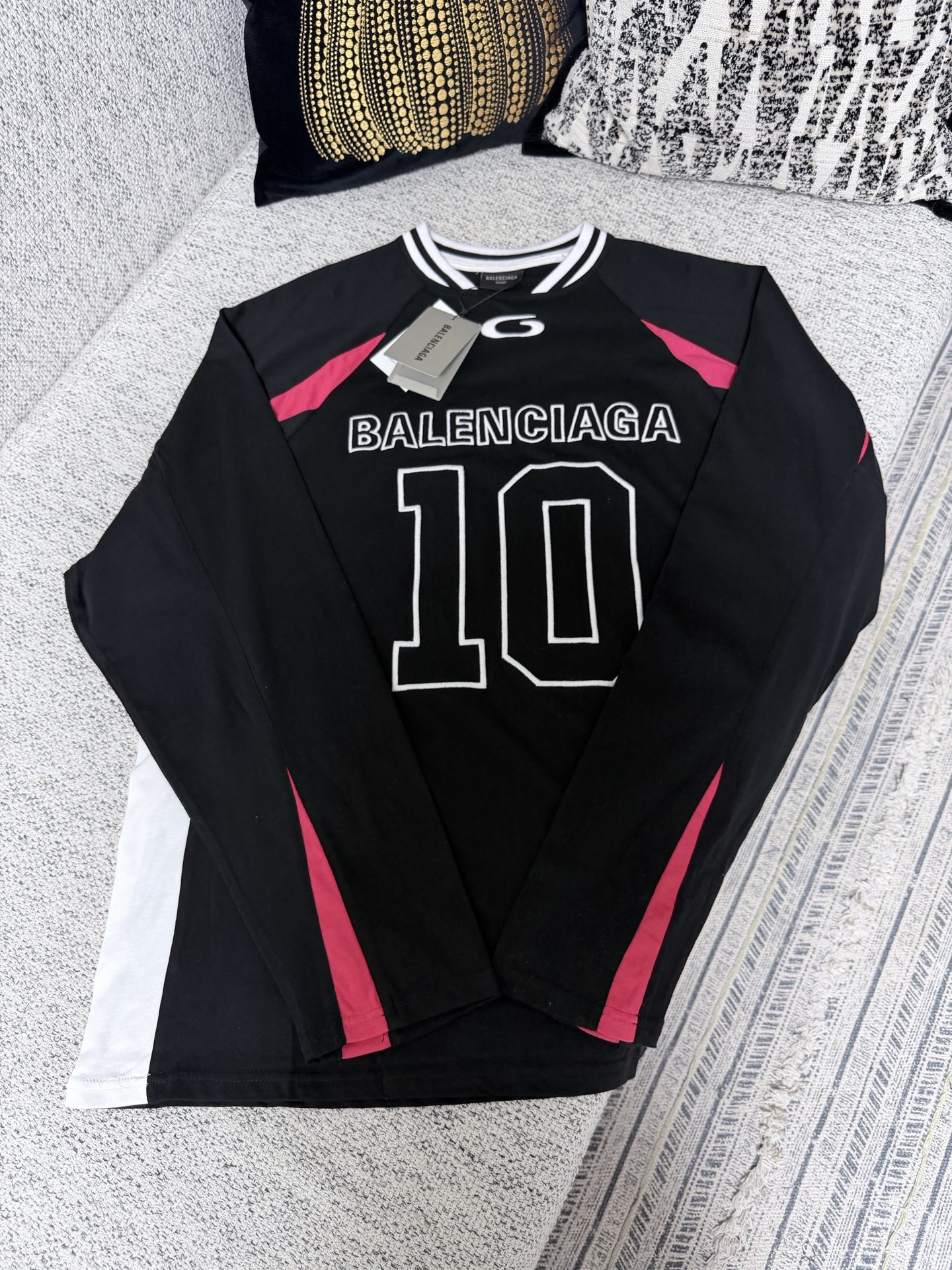 NO:757140,New Paris BALENCIAGA | NBA co-branded series silhouette T-shirt made of jersey fabric. Round neck decorated with contrasting ribbons. Contrast color yoke short sleeves. Front, back and sleeves are decorated with NBA artwork and loop sports icon artwork embroidery. Created in cooperation with NBA. Size XS.S.M,,balenciaga,T-shirt,tees,t-shirt,19860909巴黎新款BALENCIAGA | NBA 联名系列廓形T恤平纹针织面料 圆领点缀撞色饰带 撞色育克短袖 正面、背面和衣袖饰以NBA艺术作品和loop sports icon艺术作品刺绣 与NBA合作打造 码数XS.S.M,,balenciaga,T-shirt,tees，t-shirt,,Men's clothing