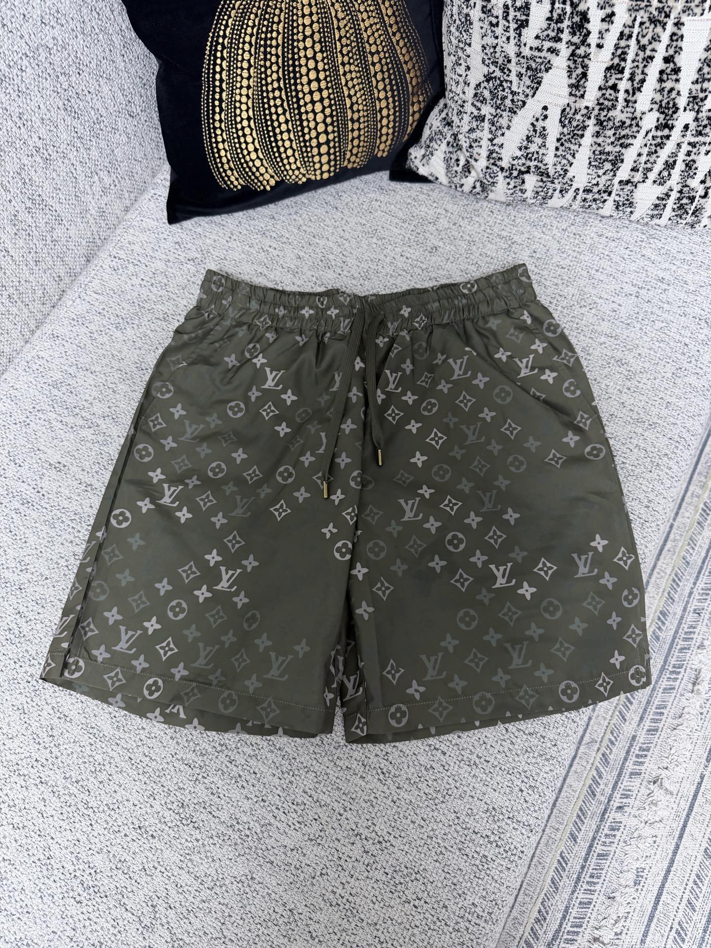 NO:757149,Lujia 26ss new MONOGRAM cargo shorts. This style of cargo pants is made of cotton canvas with Monogram Surplus printing on it. The high version size is S.M.L.XL.,, louis vuitton, louis vuitton, shorts,19860909驴家26ss新款MONOGRAM 工装短裤.本款工装裤选用棉质帆布,Monogram Surplus 印花铺陈其上.高版本 码数S.M.L.XL.,,louis vuitton,louis vuitton,shorts,,Men's clothing