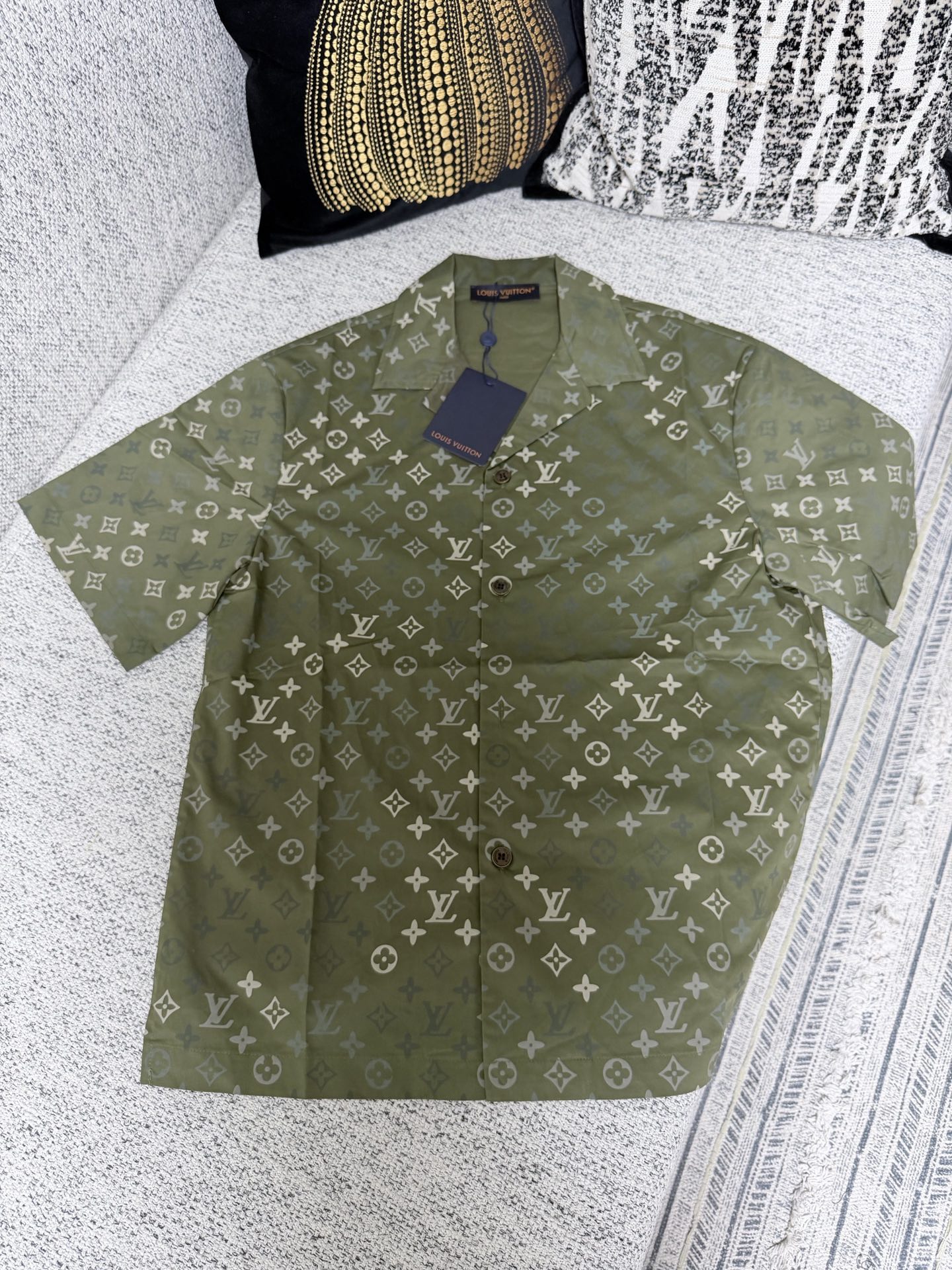 NO:757151,Lujia 26ss new MONOGRAM work shirt, this shirt is made of cotton canvas, Monogram Surplus printing is laid on it. The high version code number is S.M.L.XL.,, louis vuitton, louis vuitton, shirts,19860909驴家26ss新款MONOGRAM 工装衬衫,本款衬衫选用棉质帆布,Monogram Surplus 印花铺陈其上.高版本 码数S.M.L.XL.,,louis vuitton,louis vuitton,shirts,,Men's clothing