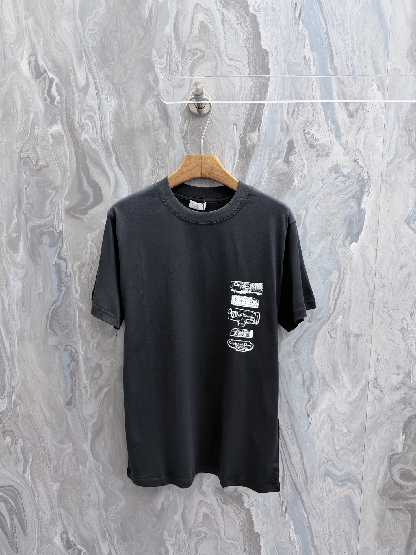 @95Di0r La nueva camiseta 26 está decorada con el logo Dior Archives Labels, reinterpretando la etiqueta Dior en una ve…
