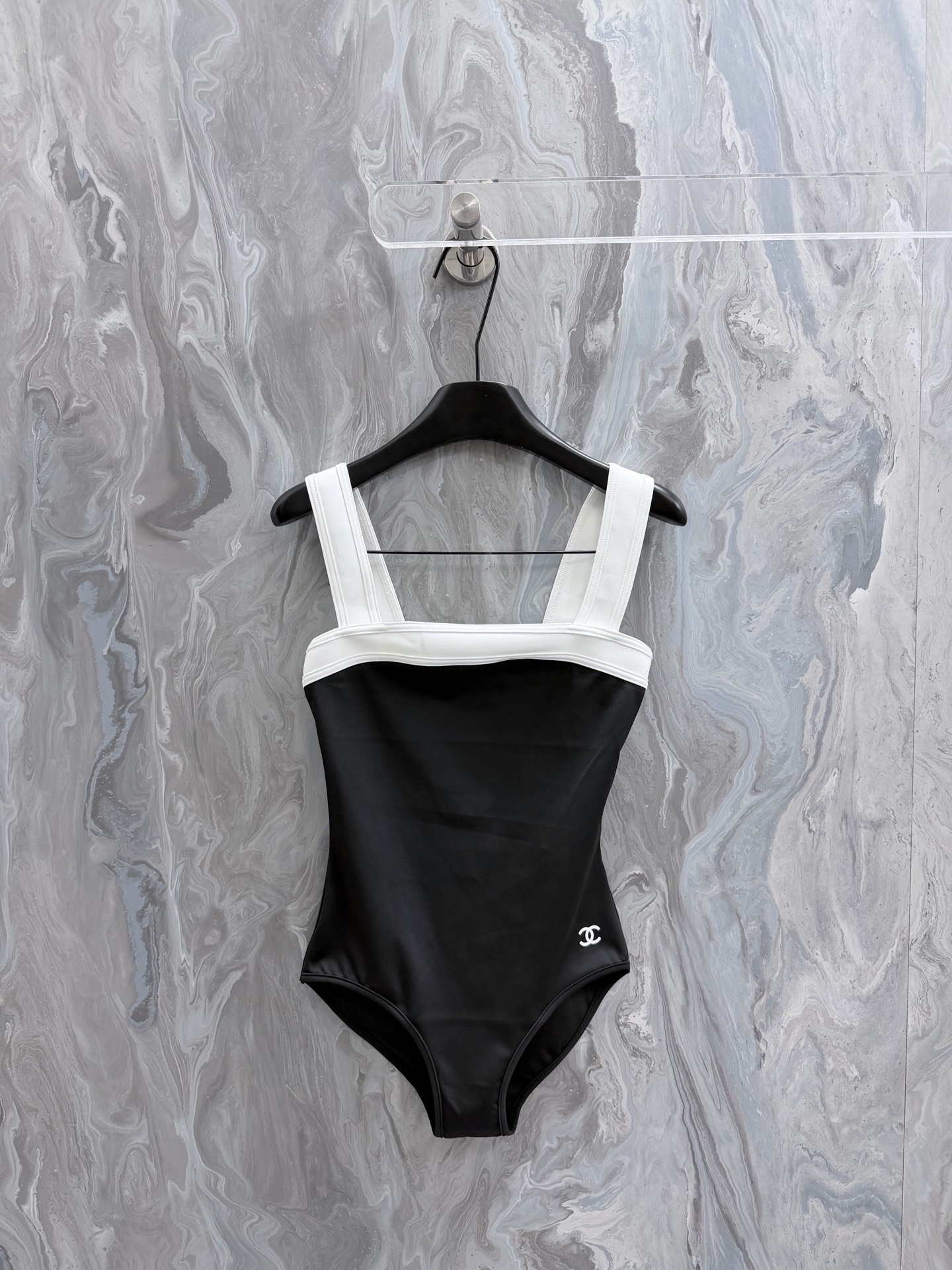 @140 chane* Traje de baño de una pieza nuevo para 2026 en contraste de color blanco y negro, el cuerpo principal está c…