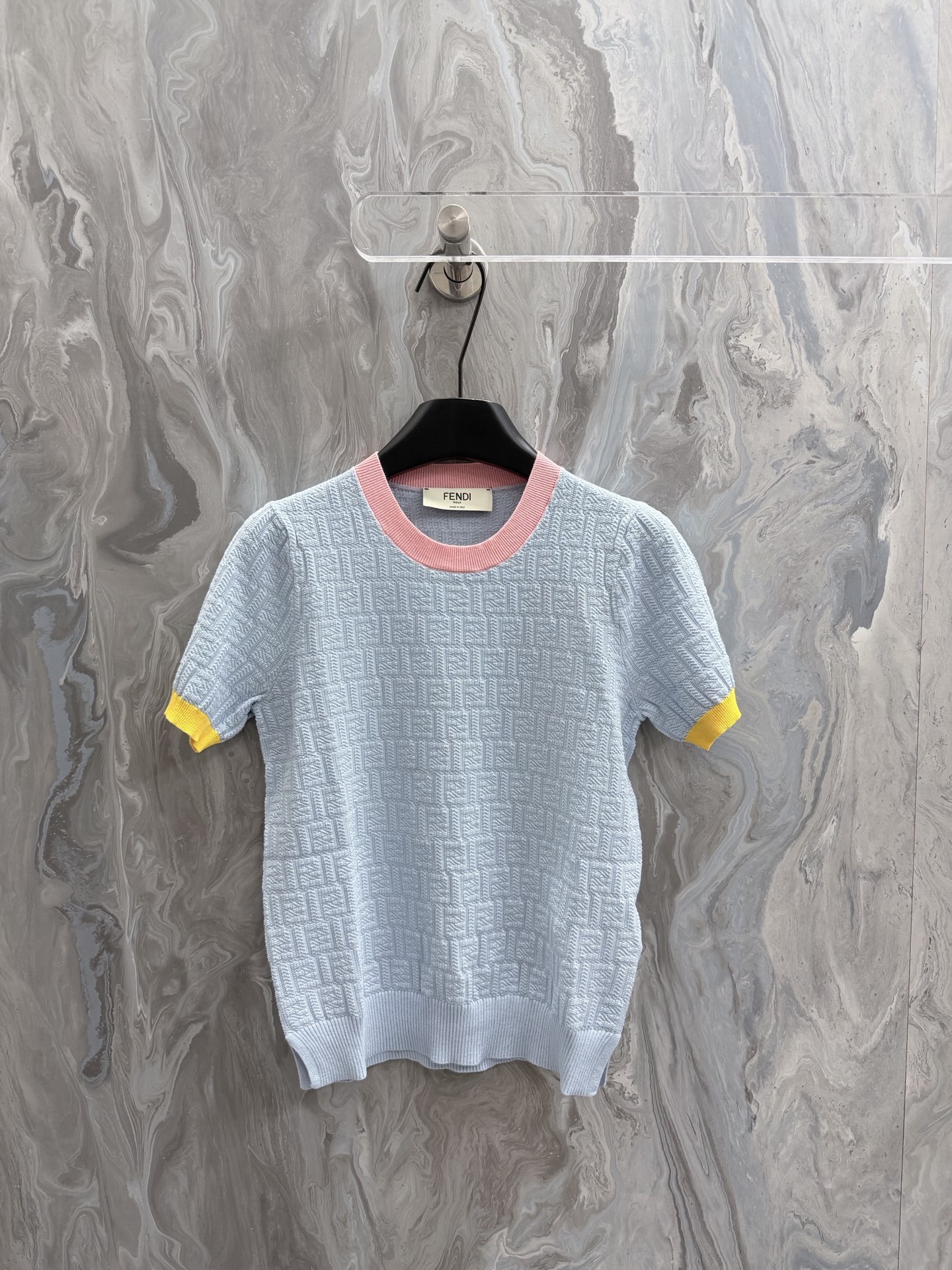 @190Fend1 26 Nuevo estilo, jersey de cuello redondo de manga corta, corte estándar. Hilo de algodón y seda de morera en…