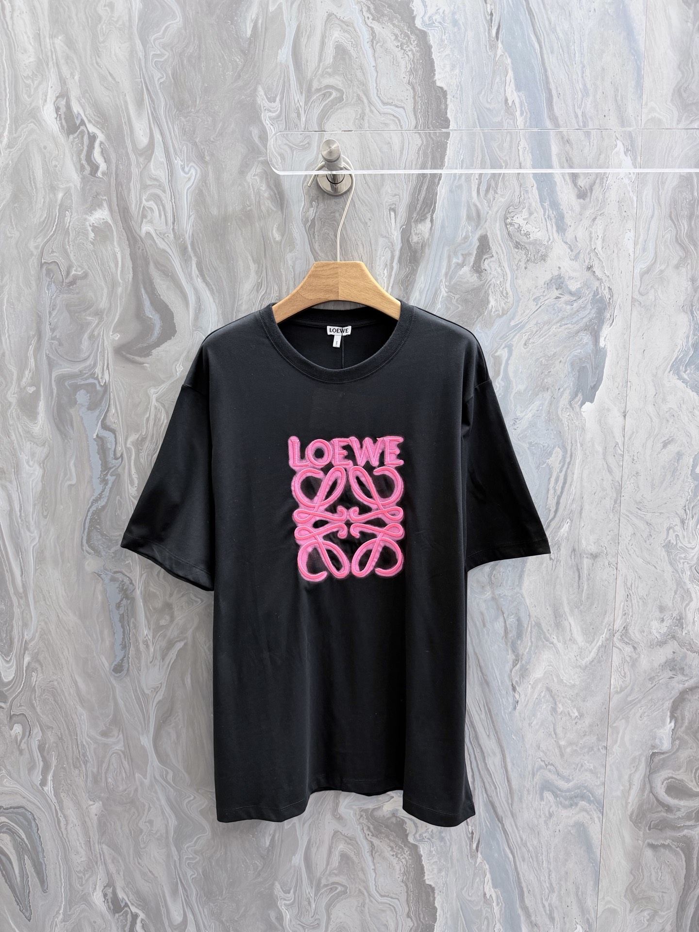 @110L0ewe 26 Nueva camiseta de manga corta con cuello redondo y bordado de logo neón rosa fluorescente, en negro, versi…