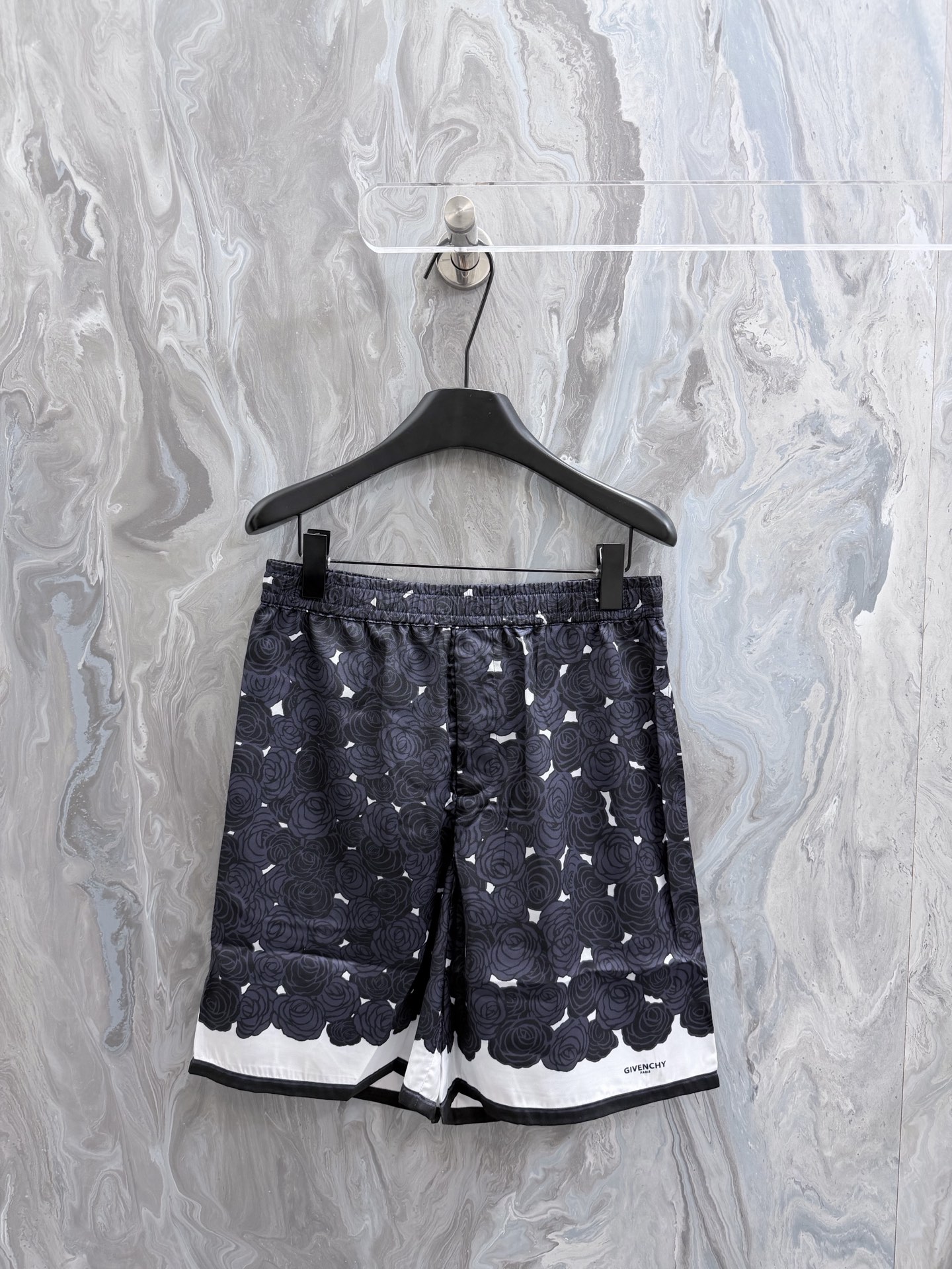 @ 160Givenchy 26 pantalones cortos casuales de seda con cordón elástico y estampado de nuevas flores, versión alta para…