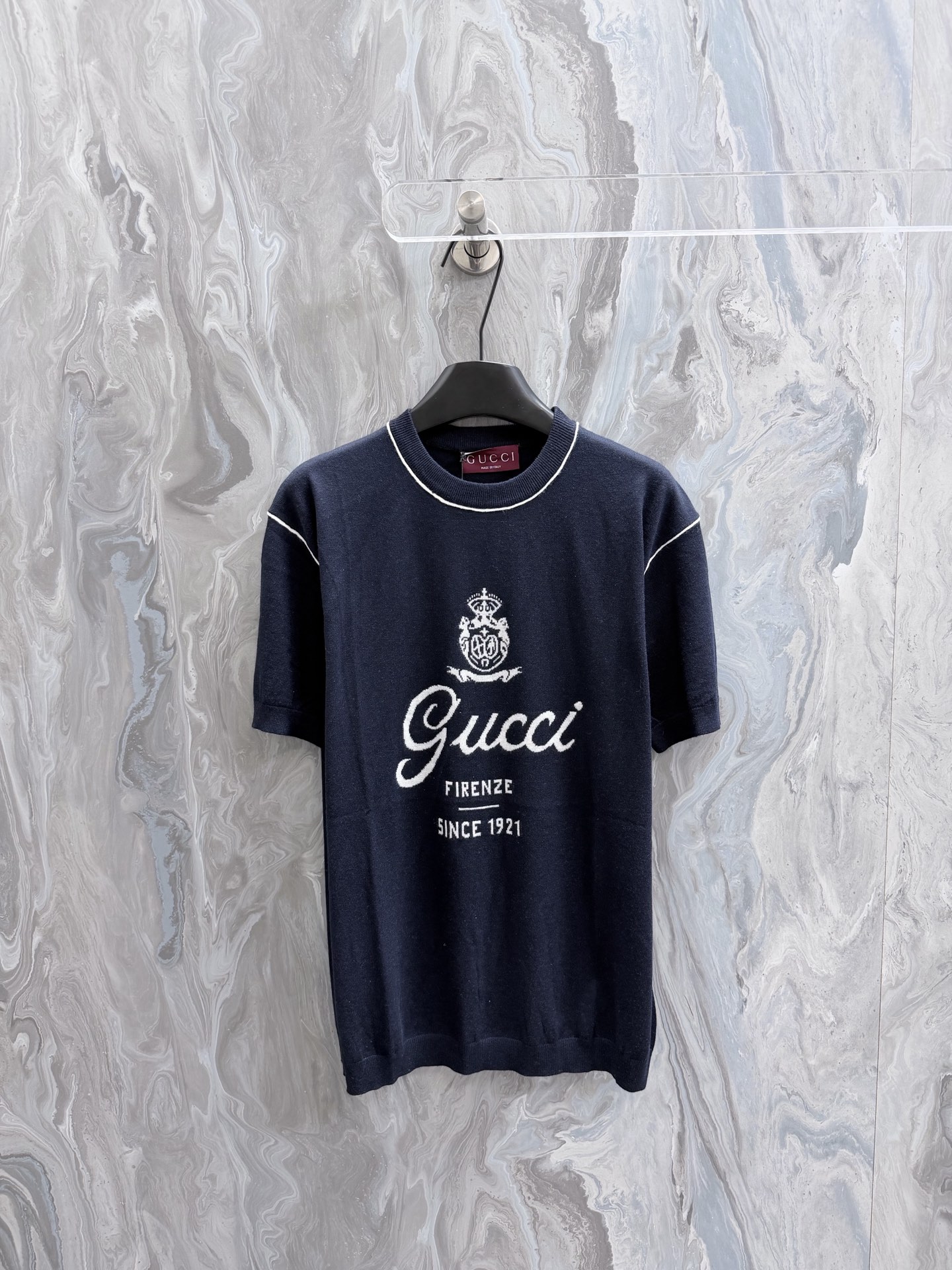 @220Gucc1 26 nuevo logo de archivo 'Gucci Firenze Since 1921' reinterpretado con diferentes técnicas, como fuente de in…