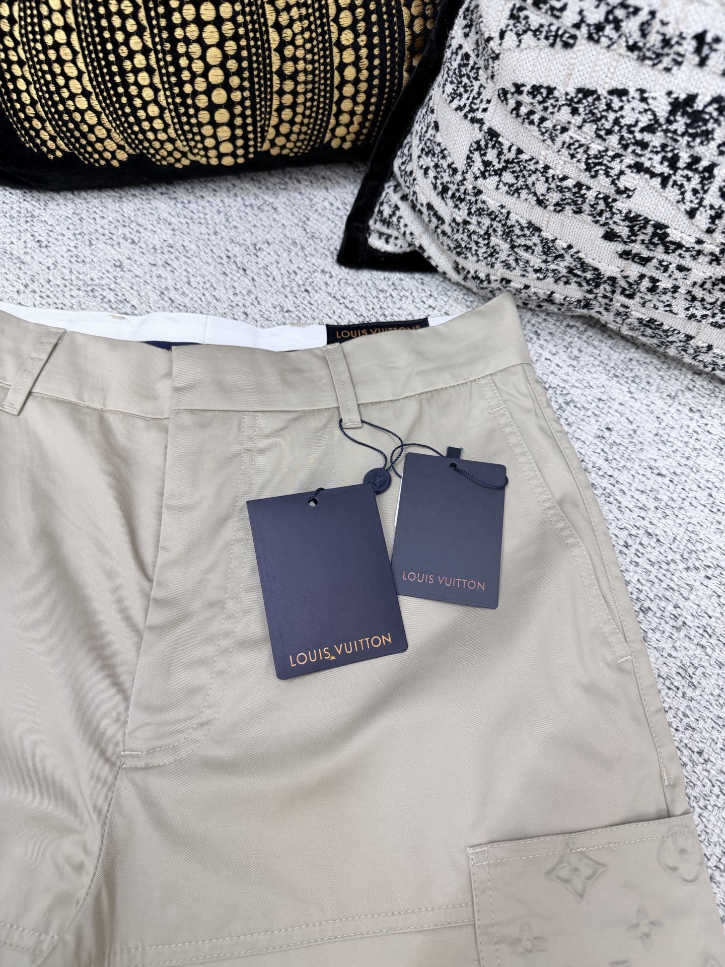 루이비통 26SS 남성 바지 131767 Louis Vuitton Pants 썸네일 이미지