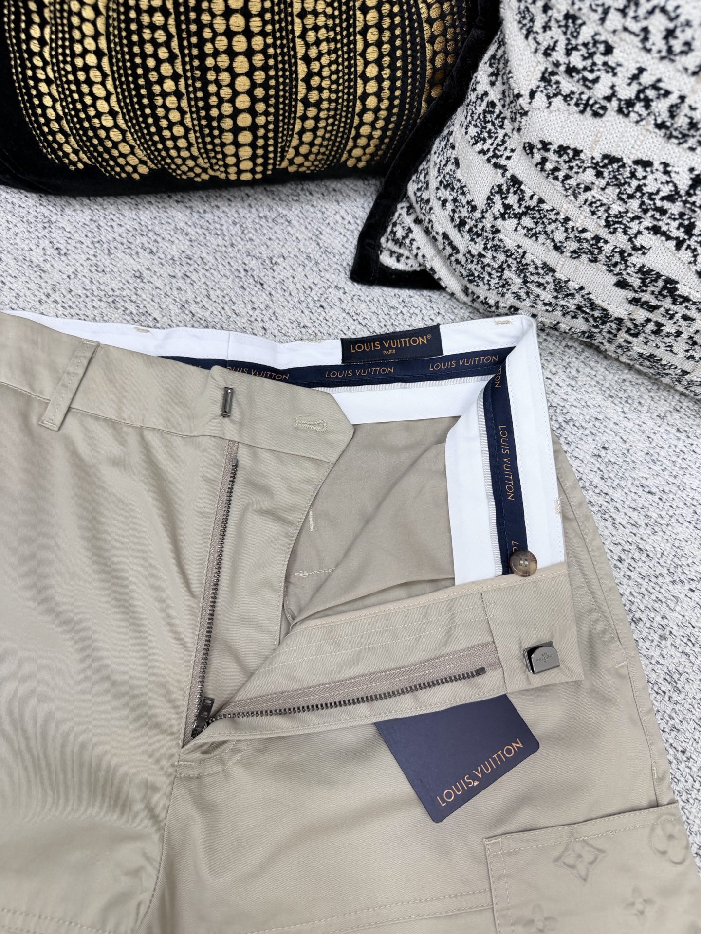 루이비통 26SS 남성 바지 131767 Louis Vuitton Pants 썸네일 이미지